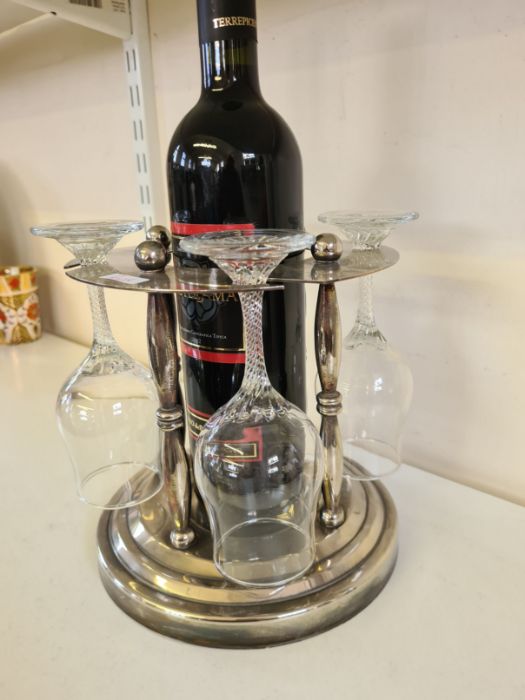 A modern EPNS wine bottle and glass stand with turned pillar supports. - Bild 3 aus 3