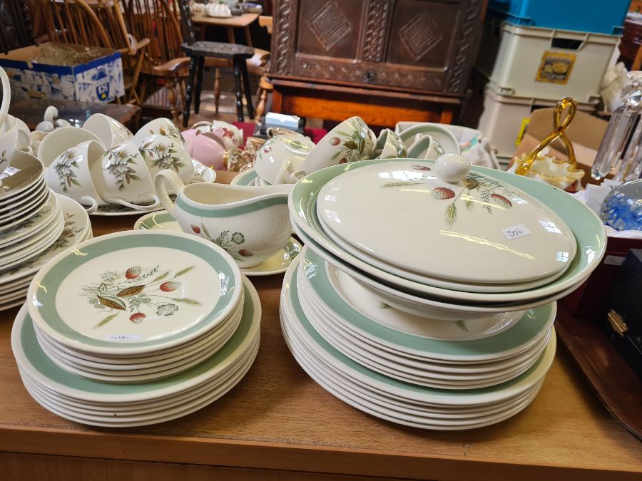 Wood Bros. Clovelly pattern dinner service comprising 6 dinner, side and dessert plates, 6 soup - Image 4 of 5