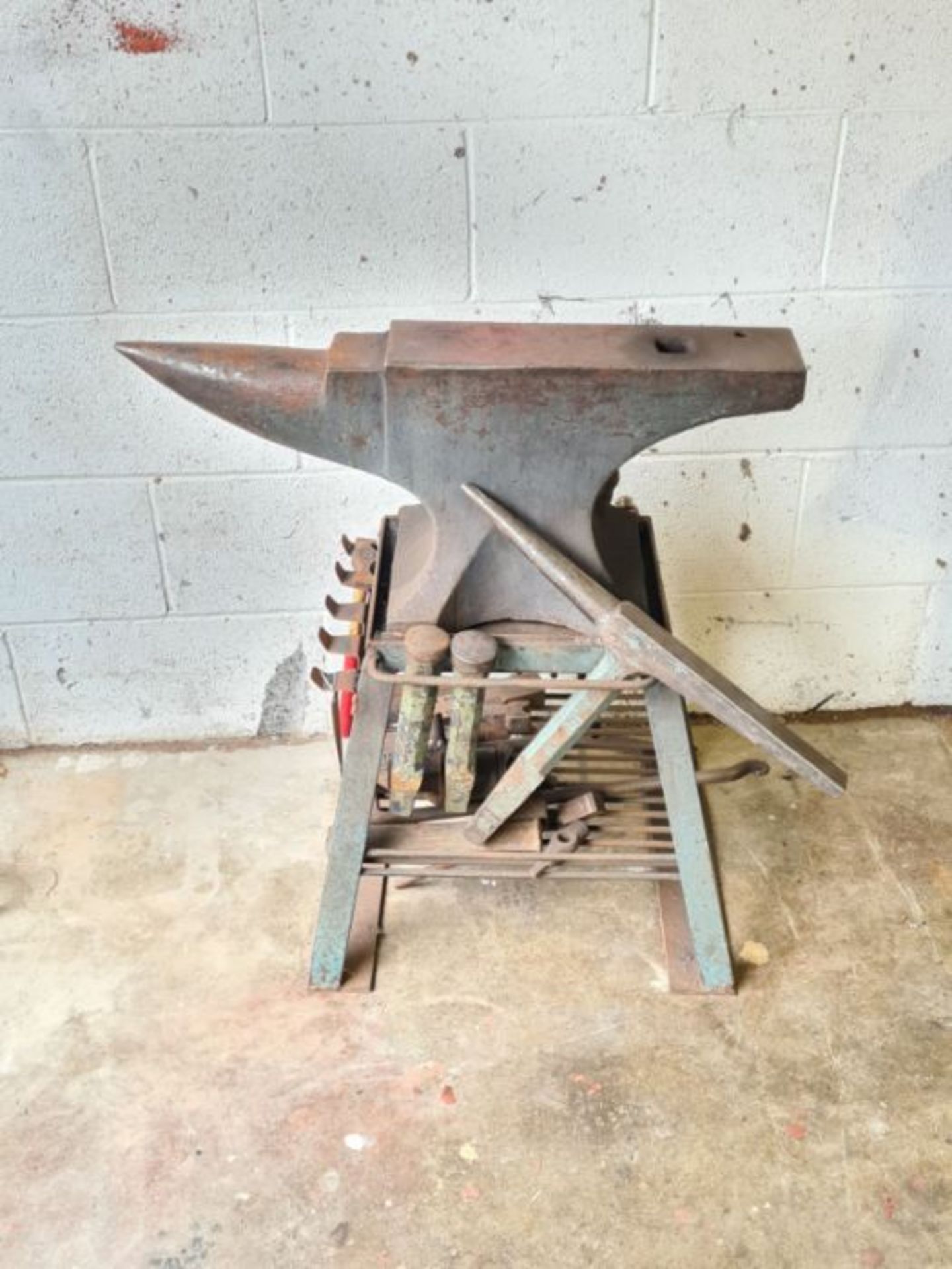 Medium size Blacksmiths anvil on stand and associated tools. - Image 3 of 3