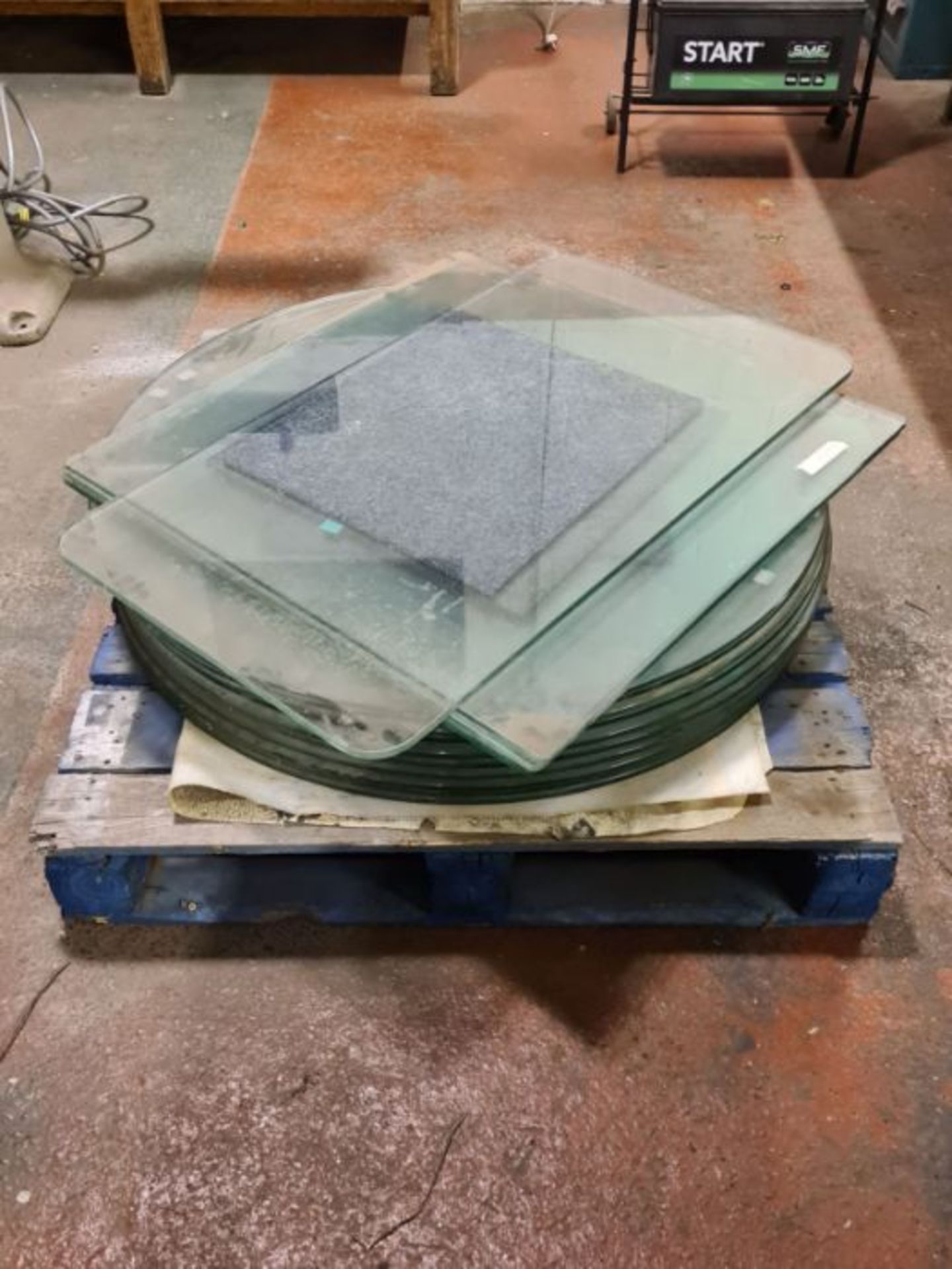 9 x 1m circular polished glass table tops - Image 2 of 2