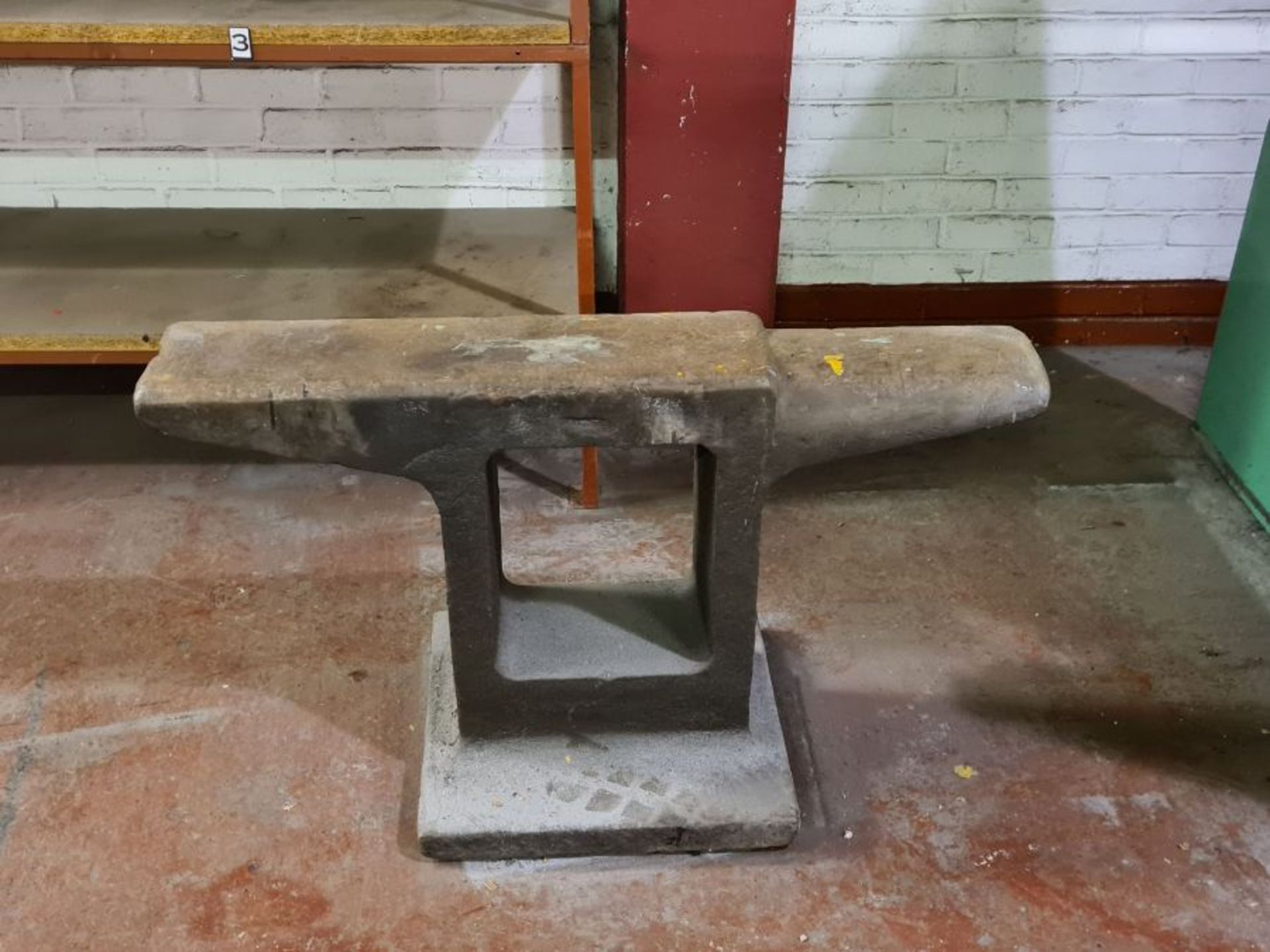 Large Blacksmiths anvil 1m wide x 570mm tall x 200mm deep.