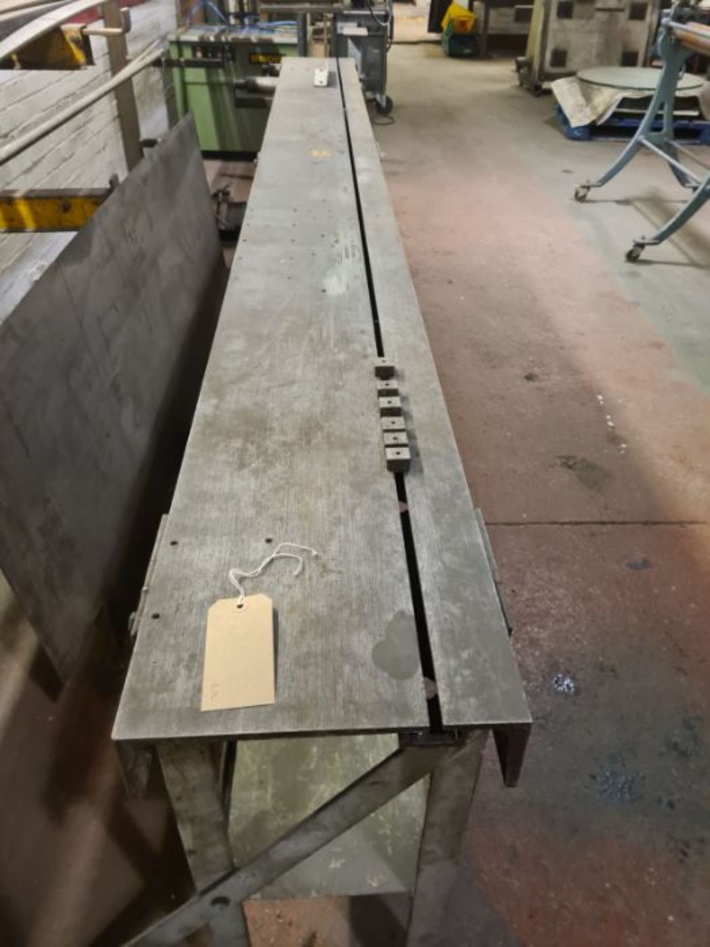 Heavy duty engineers cutting bench with slotted work surfaces and stops - Image 4 of 5