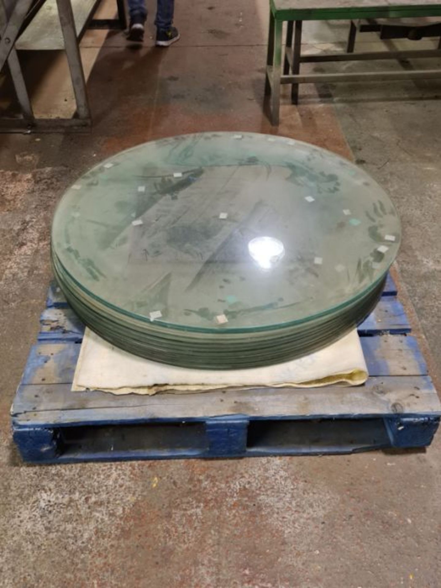 9 x 1m circular polished glass table tops