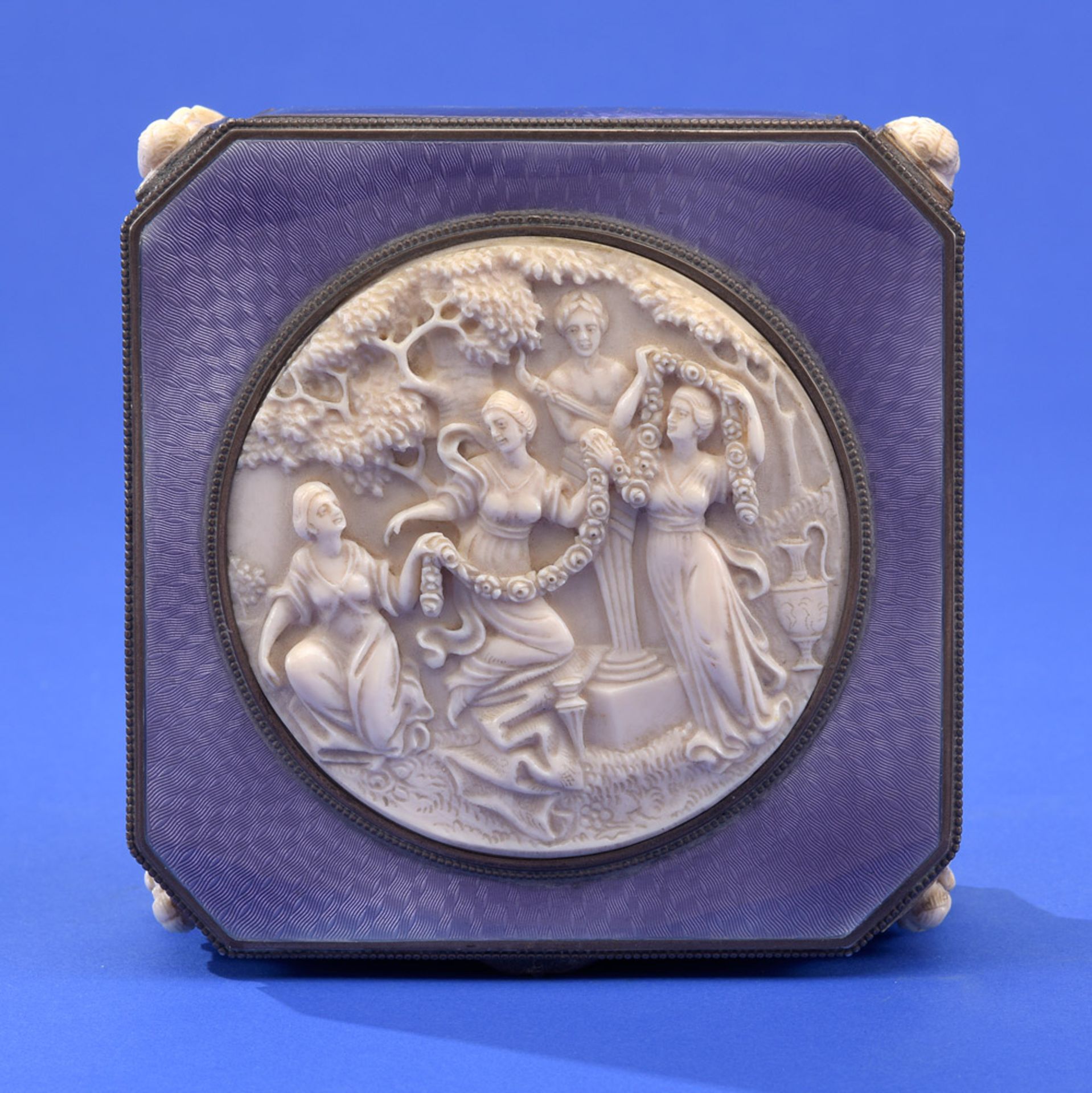 Feine Emaille-Deckeldose mit geschnitztem Paneel Um 1900 - Image 2 of 2
