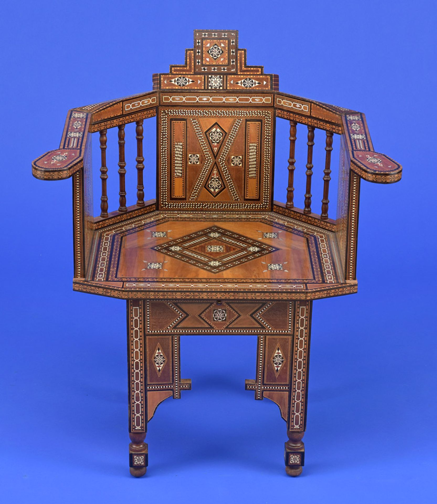 Ein Paar Armlehnstühle im maurischen Stil - Image 2 of 2