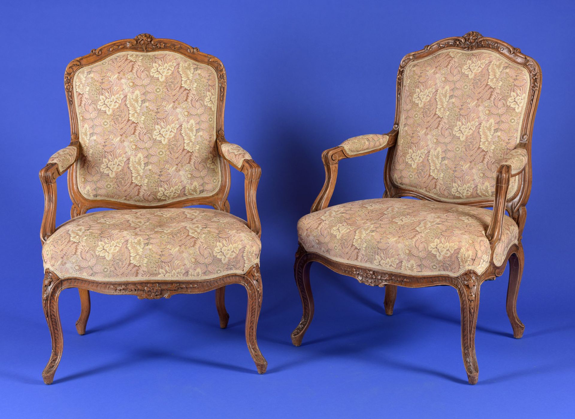 Ein Paar Fauteuils im Louis XV-Stil. "Antiques are Green"