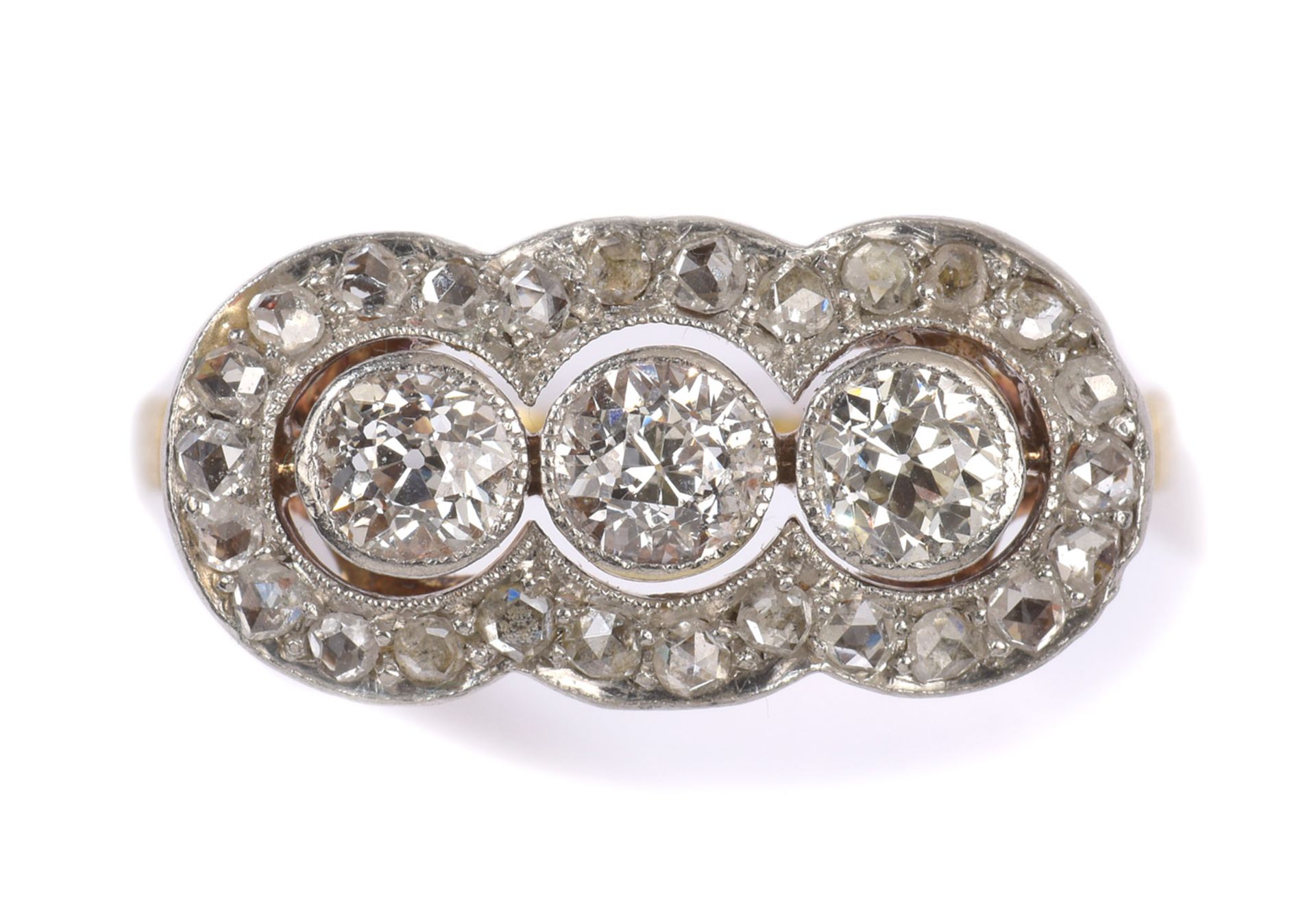 Ring. 585-Gold, drei Brillanten und Diamanten.