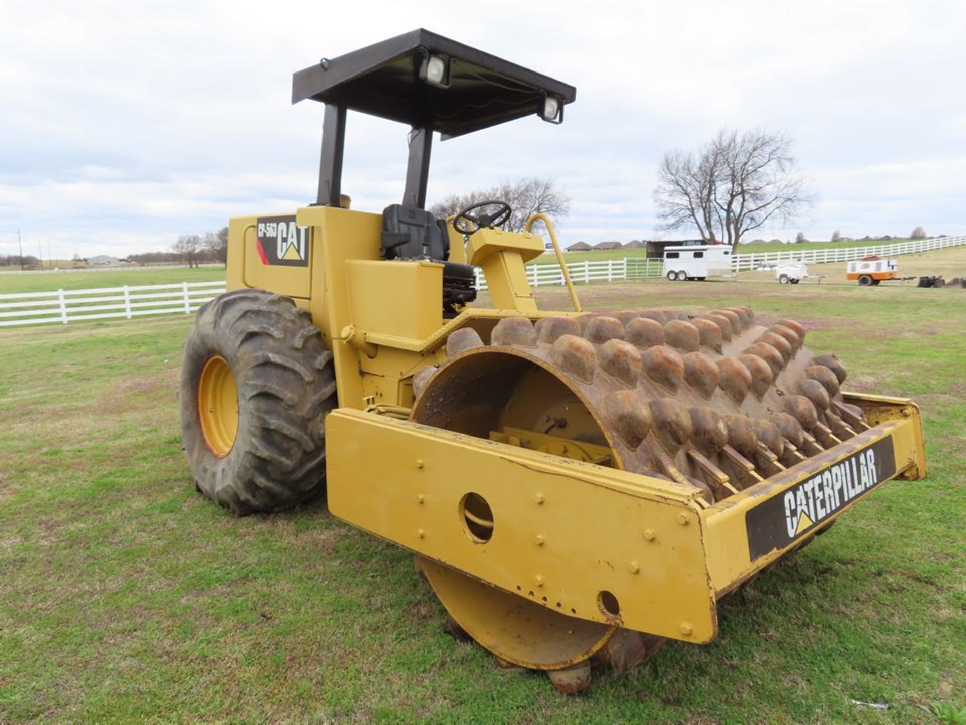 1991 CATERPILLAR VIBRATORY COMPACTOR, M# CP-563, S/N 1YJ00173, APPROX. 7,716 HOURS, ARTICULATED, 84" - Image 2 of 4