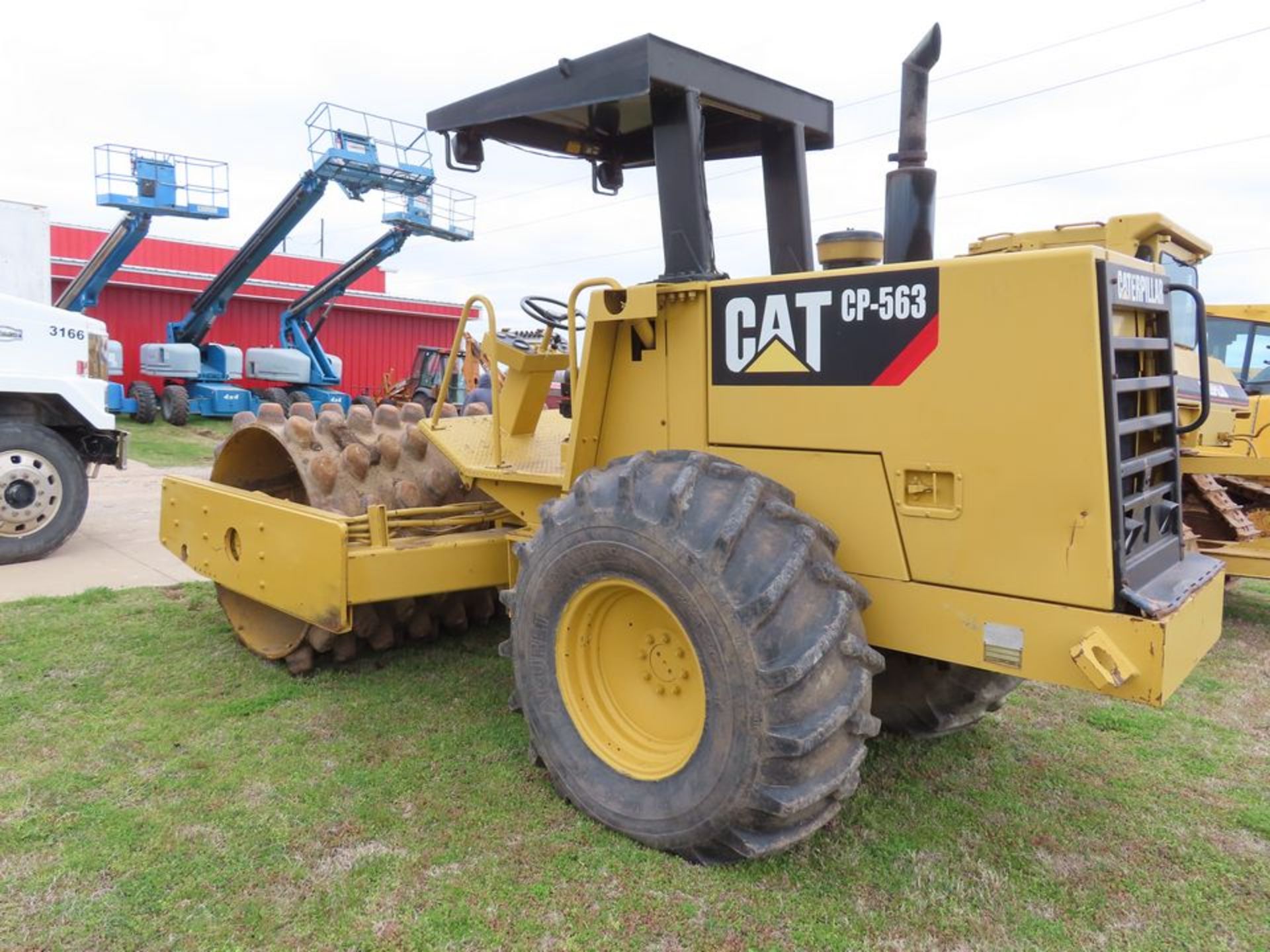 1991 CATERPILLAR VIBRATORY COMPACTOR, M# CP-563, S/N 1YJ00173, APPROX. 7,716 HOURS, ARTICULATED, 84" - Image 4 of 4