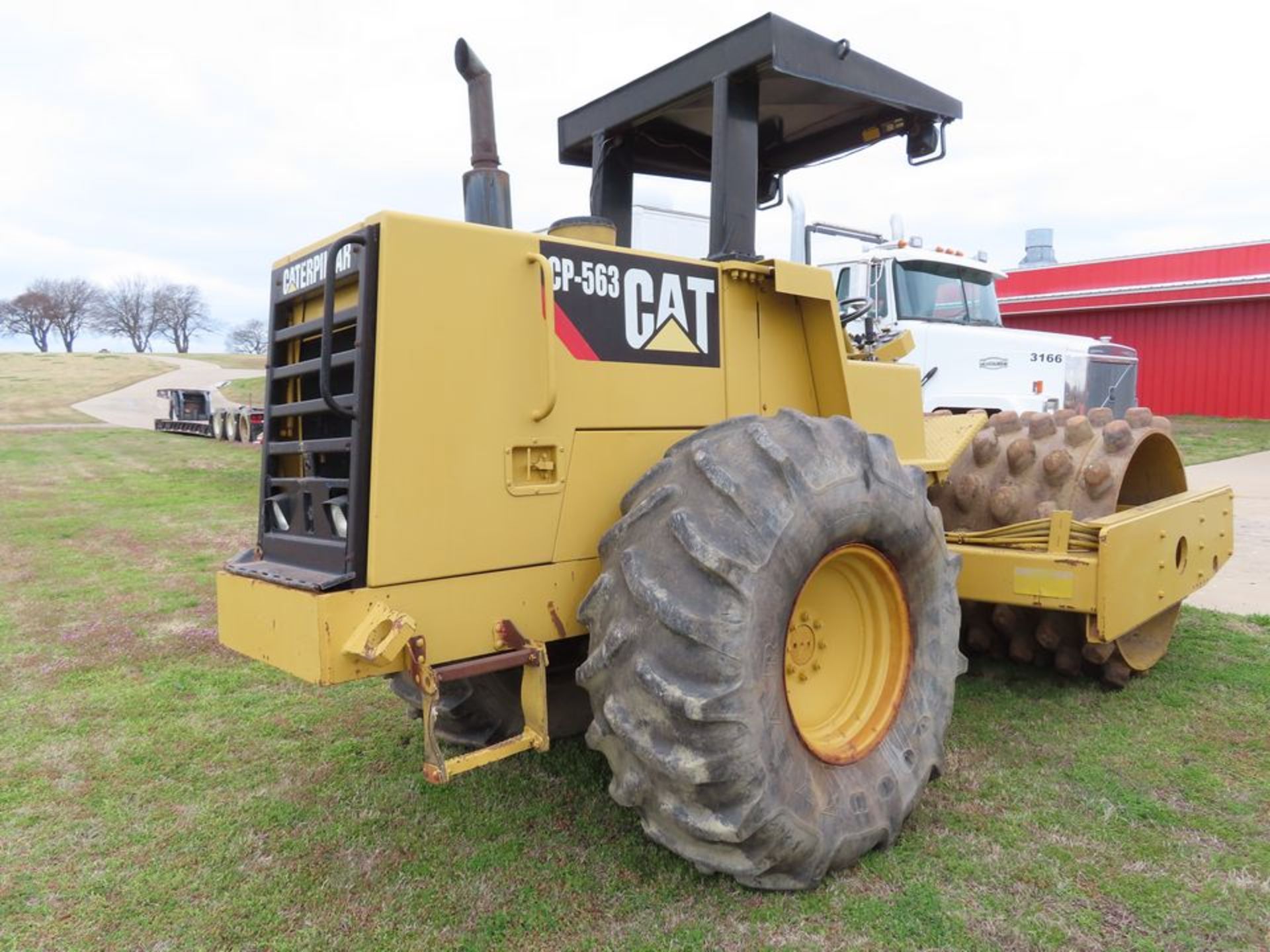 1991 CATERPILLAR VIBRATORY COMPACTOR, M# CP-563, S/N 1YJ00173, APPROX. 7,716 HOURS, ARTICULATED, 84" - Image 3 of 4