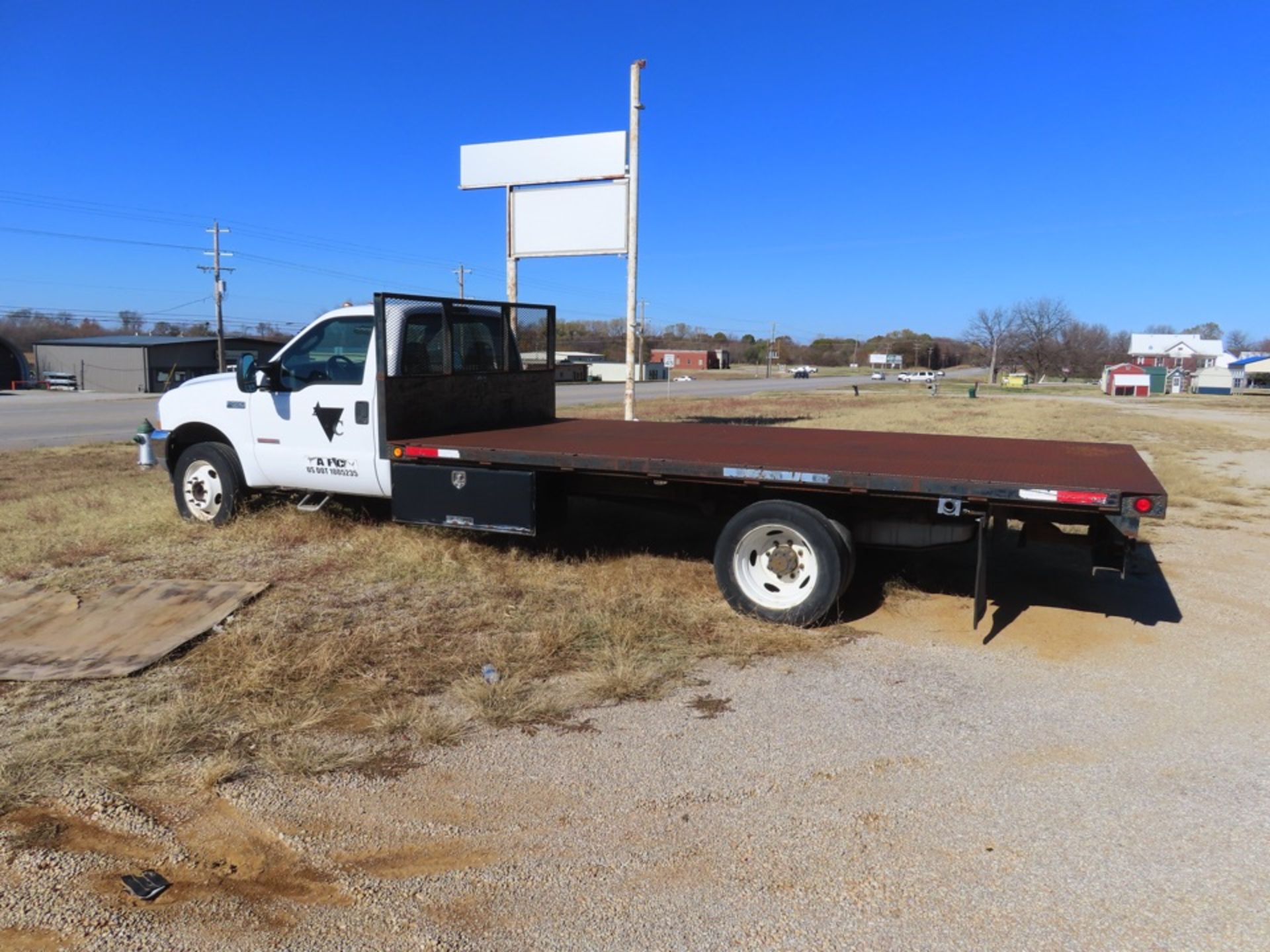 2004 FORD F550XL FLATBED TRUCK, VIN# 1FDAF56P04EB24794, 228,693 MILES - Image 2 of 4