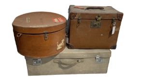 Two vintage suitcases and a hatbox (3)