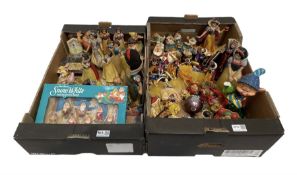 Quantity of Snow white and the Seven Dwarfs figures and collectables including a Royal Doulton figur