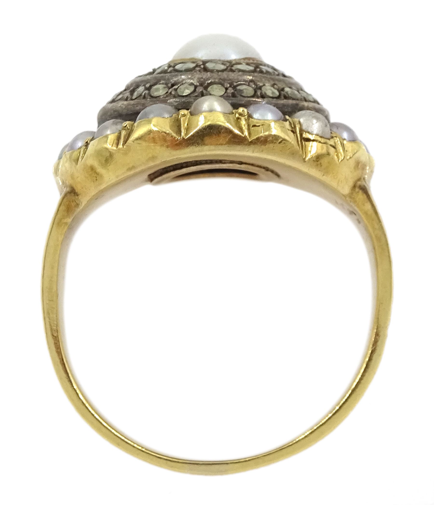 14ct gold split pearl circular mourning ring - Image 4 of 5