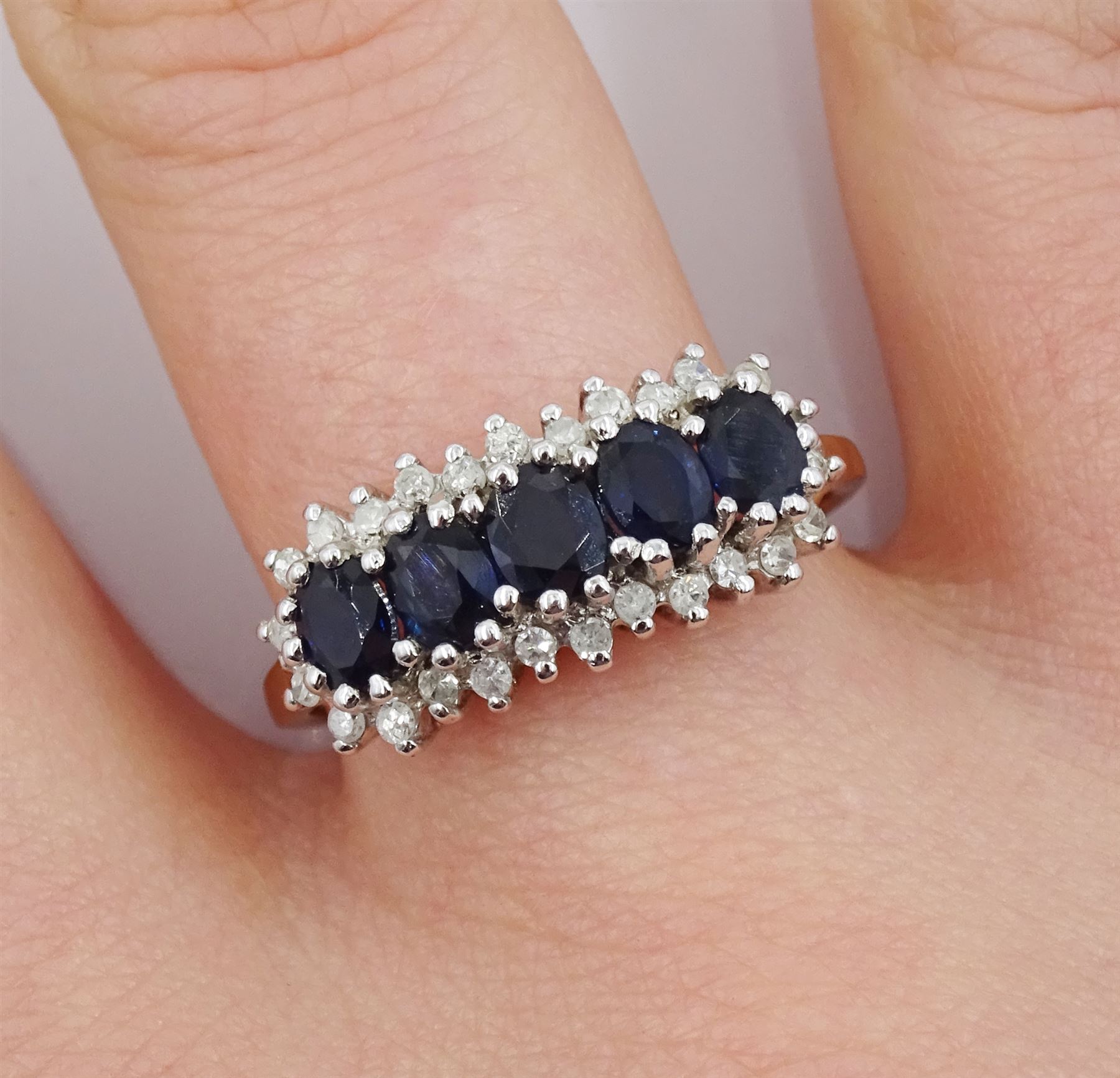 9ct gold five stone sapphire and diamond chip cluster ring - Image 2 of 4