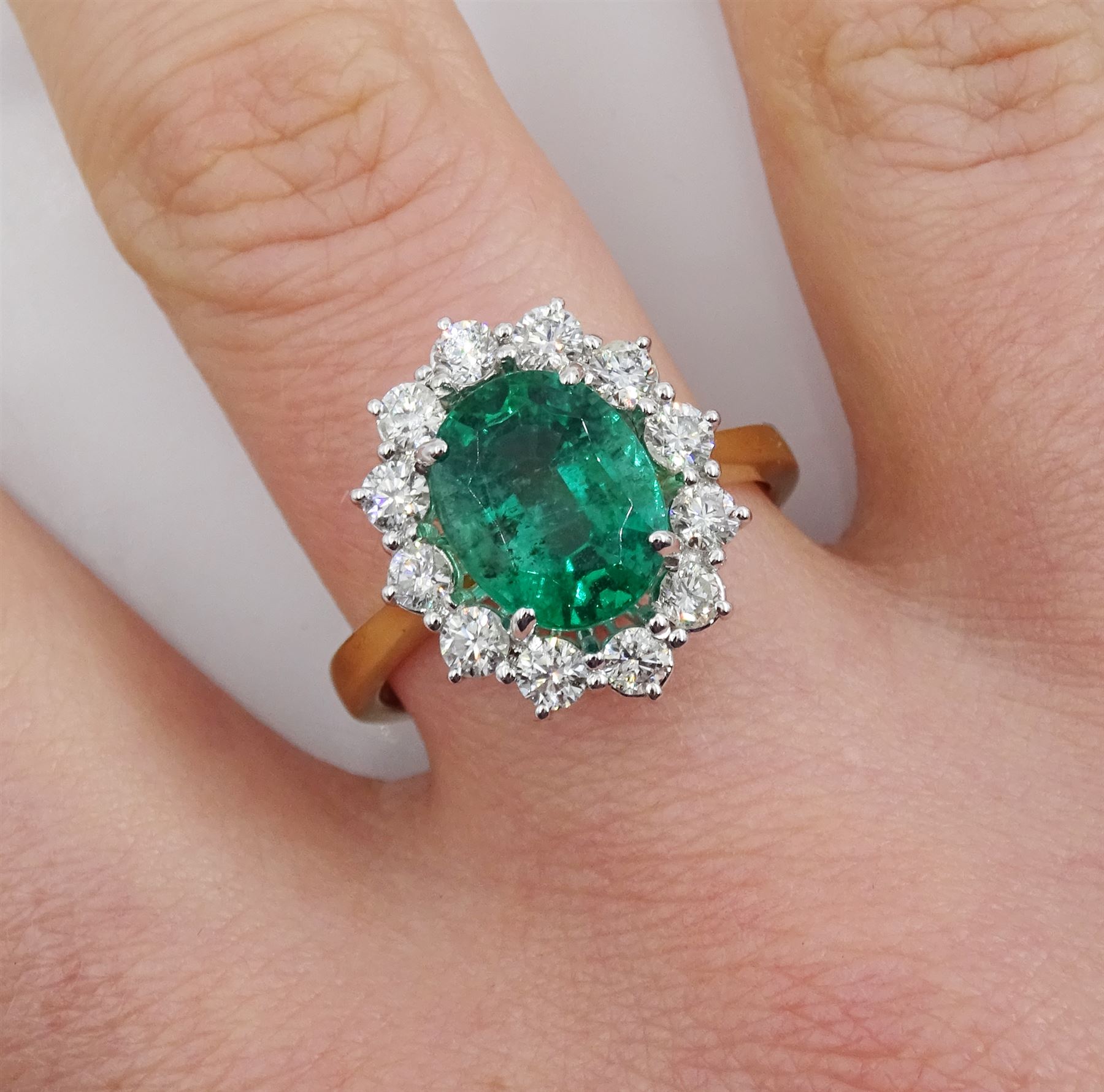 18ct gold oval emerald and round brilliant cut diamond cluster ring - Image 2 of 4