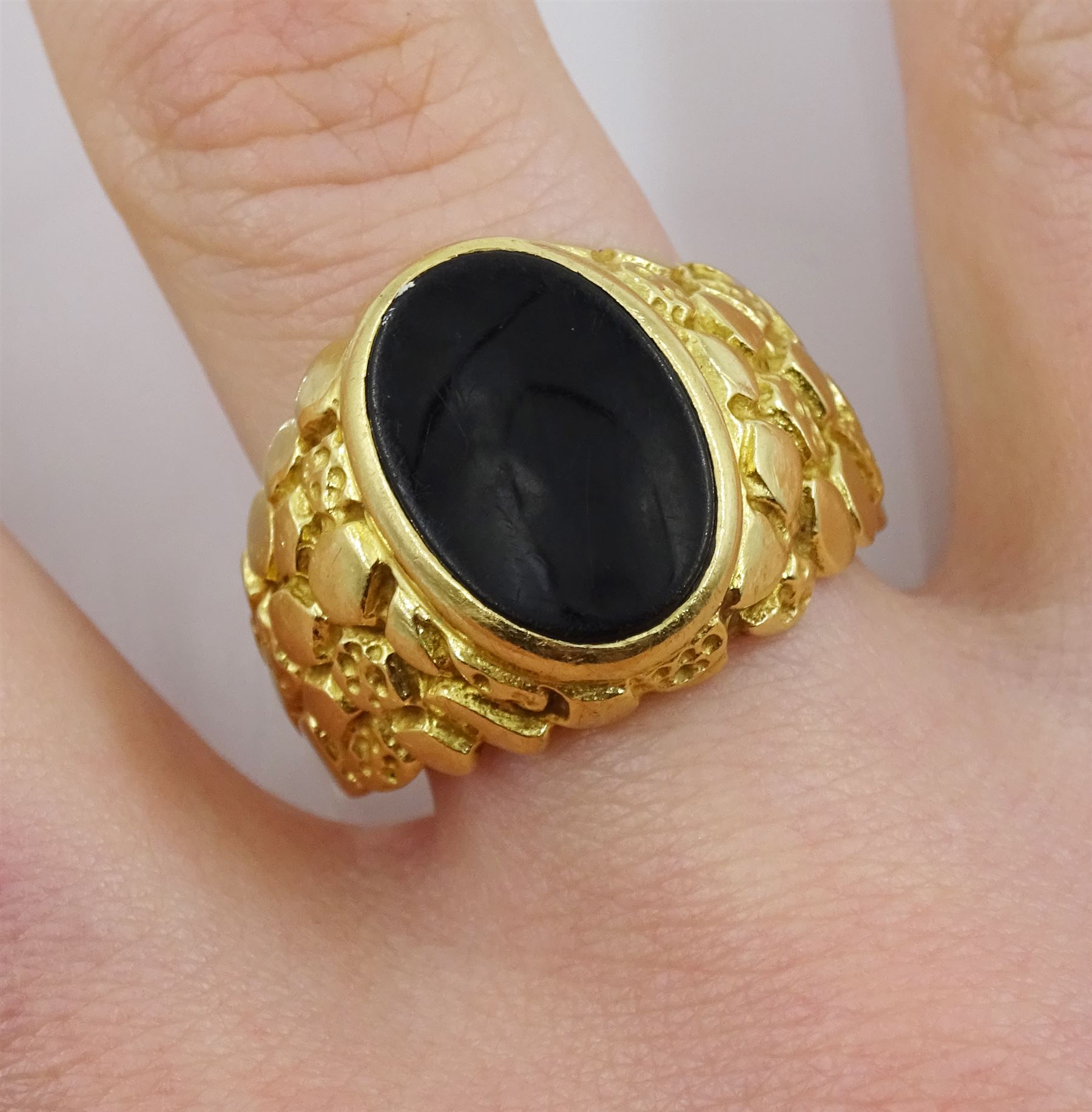 Gold black paste stone set signet ring - Bild 2 aus 4