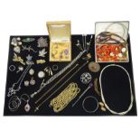 Collection Victorian and later jewellery including 15ct gold watch key winder