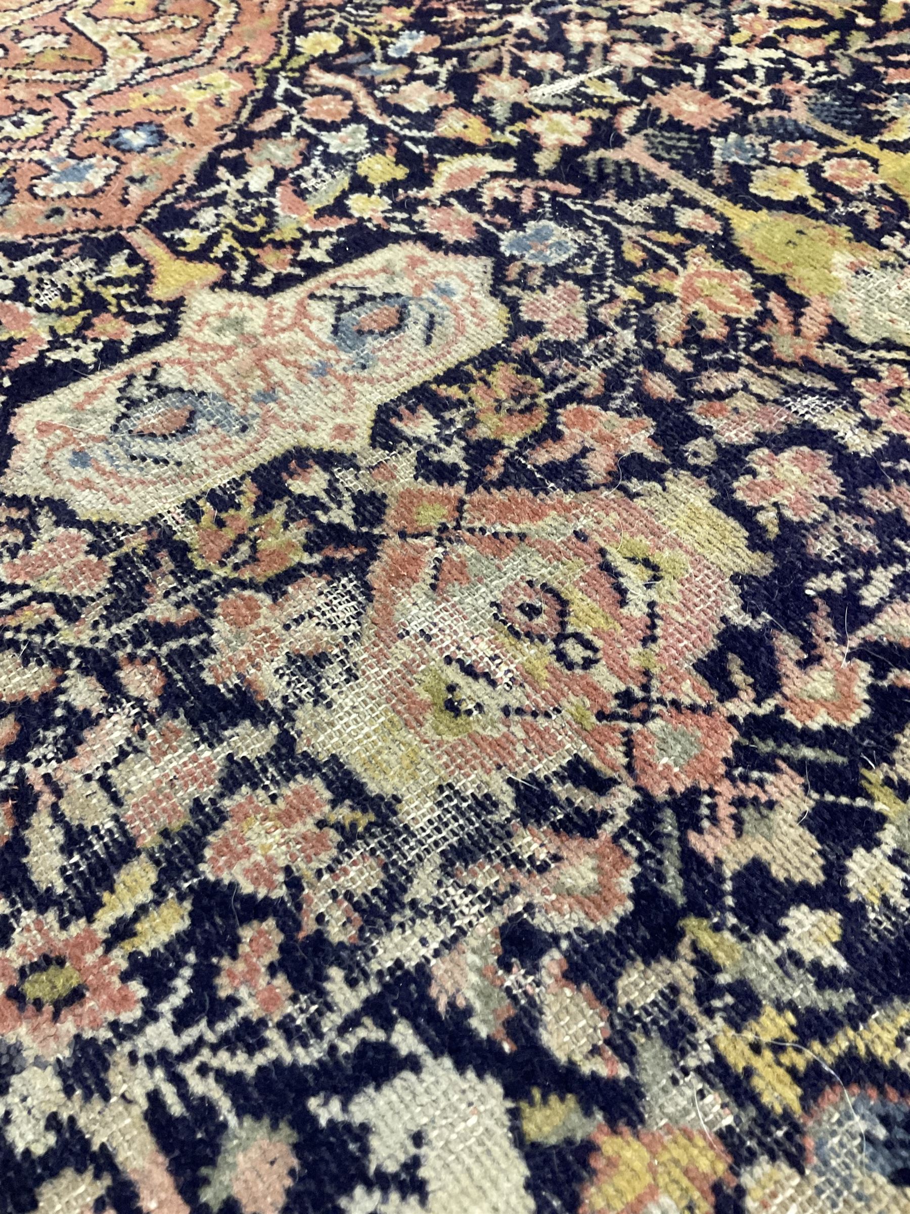 Persian rug with one central medallion - Image 2 of 3