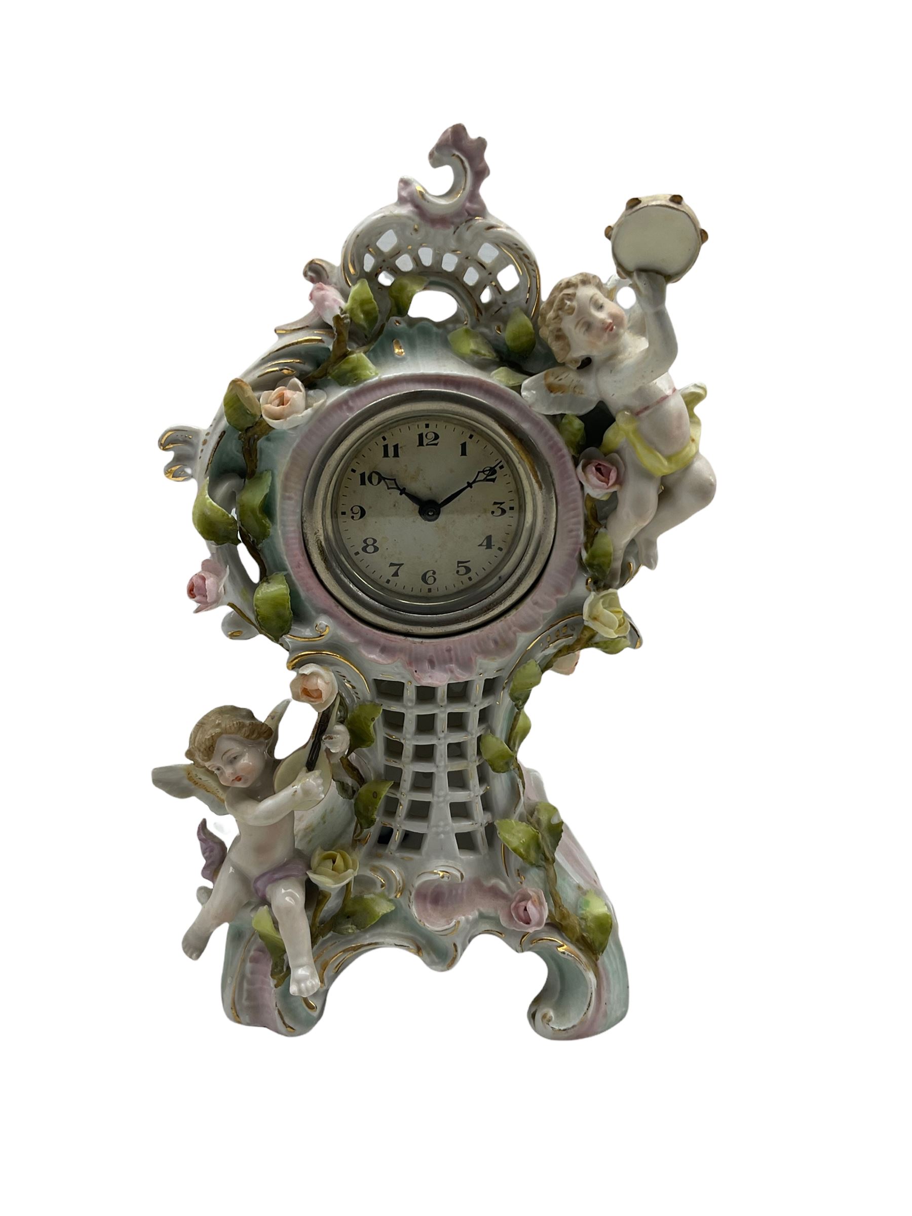 A late 19th century French gilt spelter mantle clock with an 8-day timepiece movement - Image 5 of 5