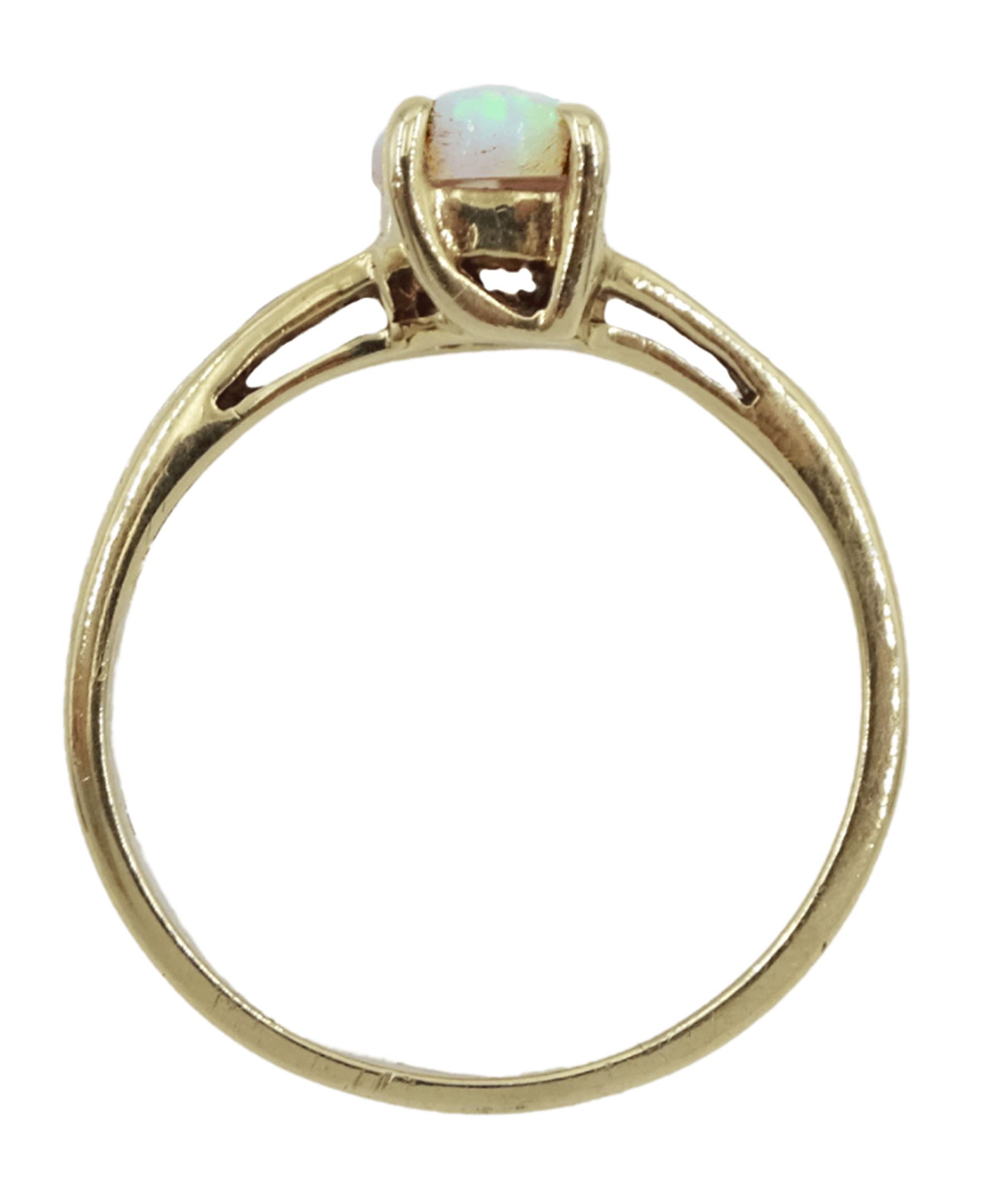 9ct gold single stone oval opal ring with cubic zirconia set shoulders - Image 4 of 4