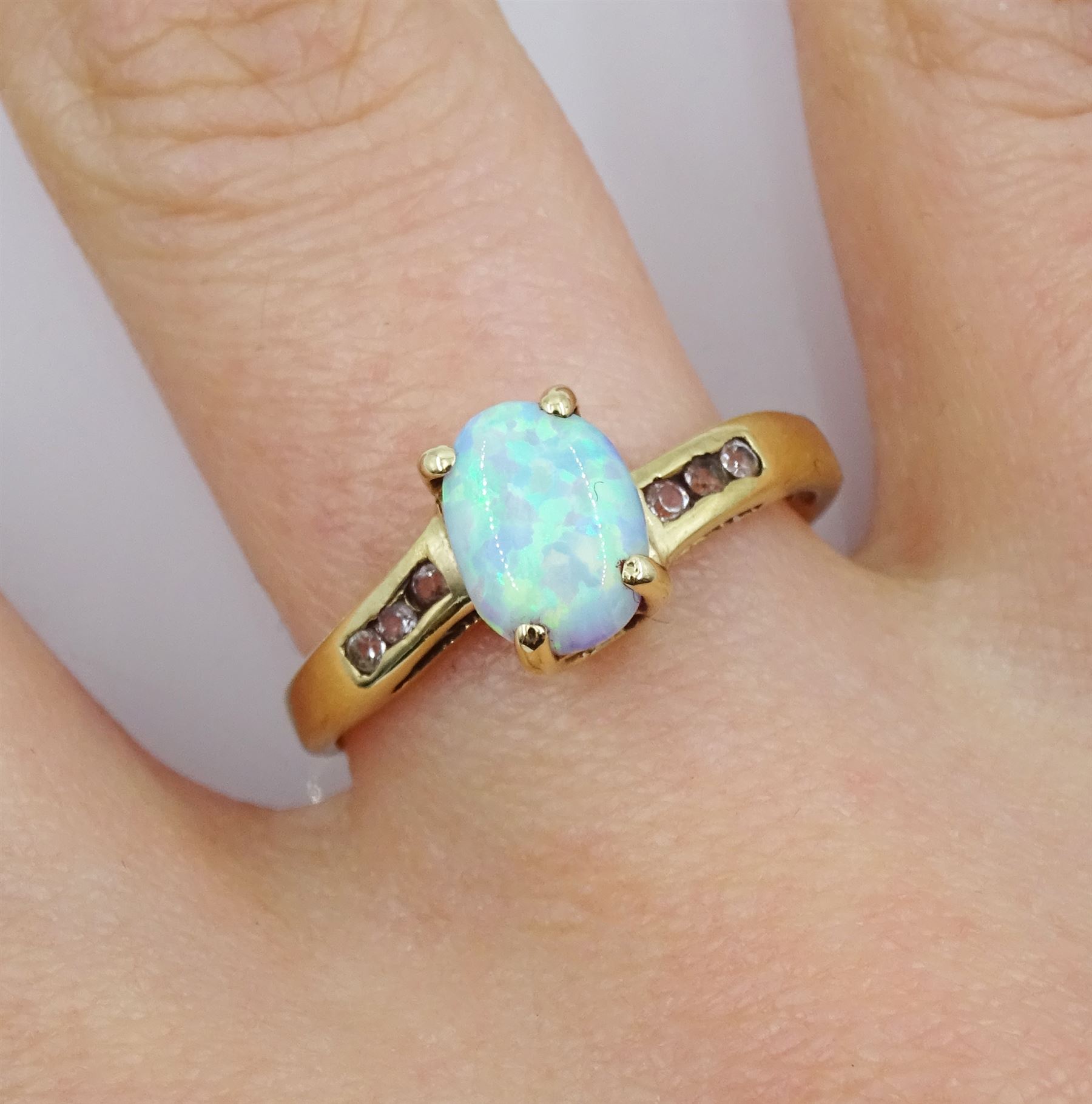 9ct gold single stone oval opal ring with cubic zirconia set shoulders - Image 2 of 4