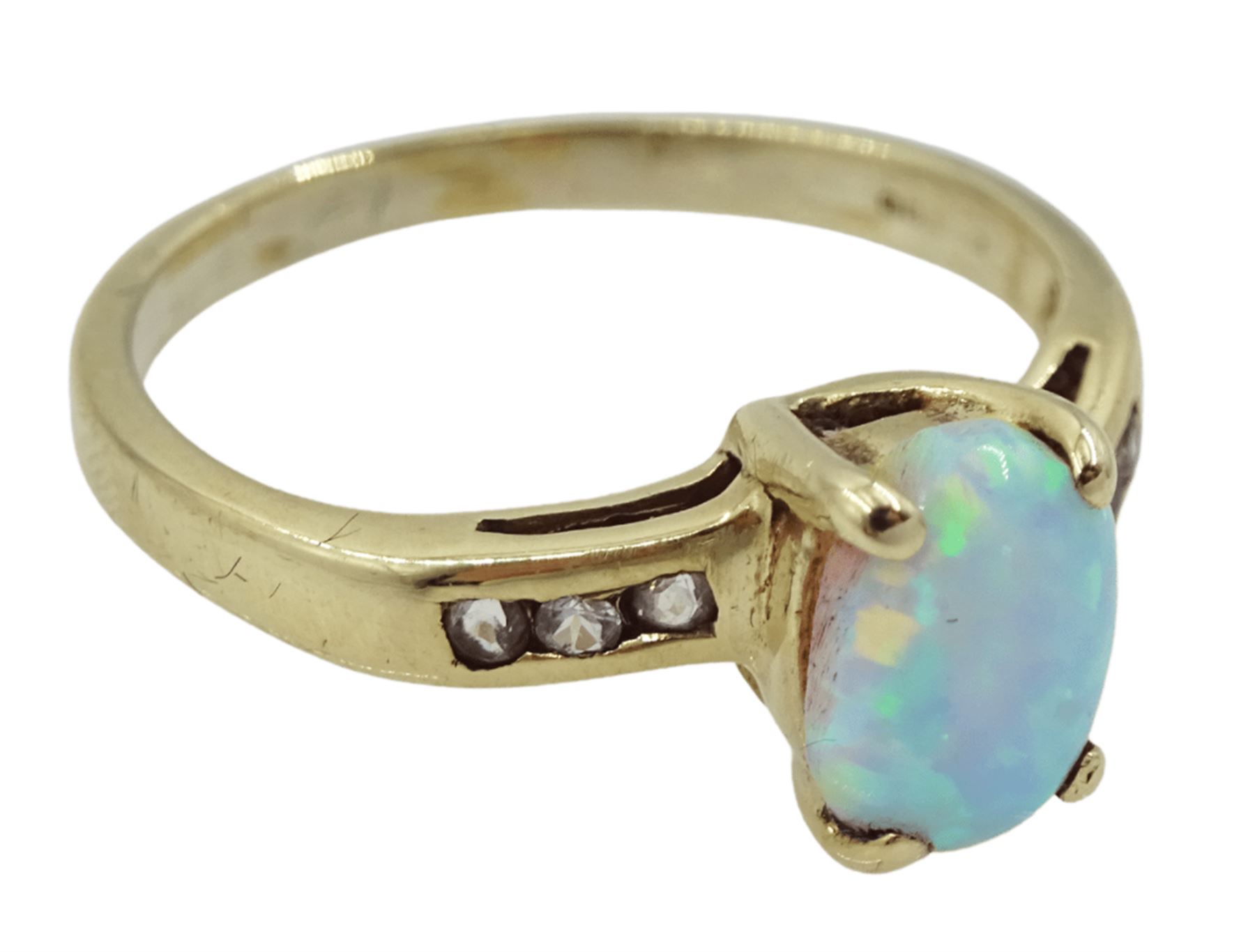 9ct gold single stone oval opal ring with cubic zirconia set shoulders - Image 3 of 4