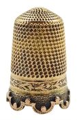 Early 20th century 15ct gold thimble with engraved decoration and scalloped edging