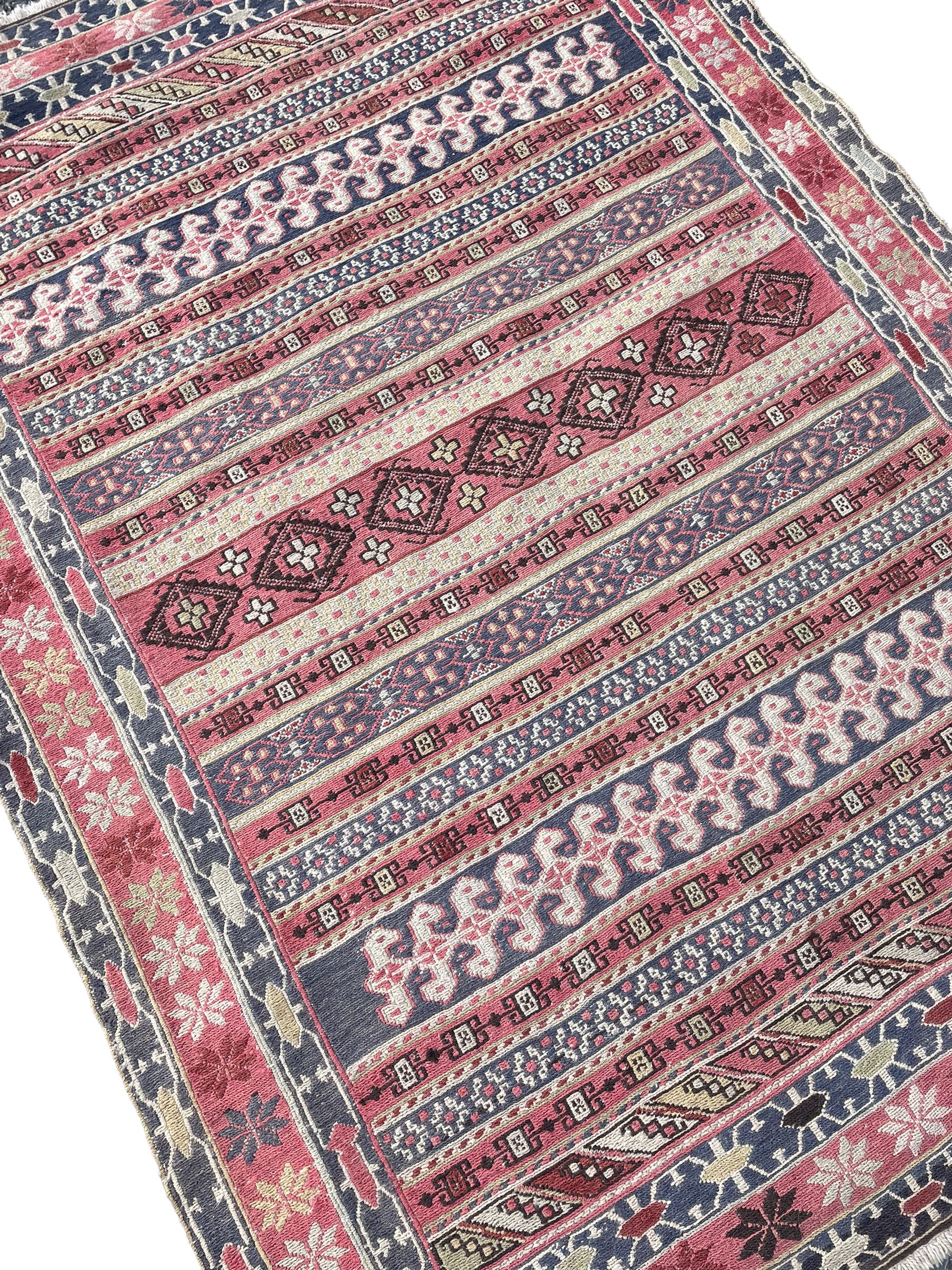 Flat weave rug - Image 3 of 5