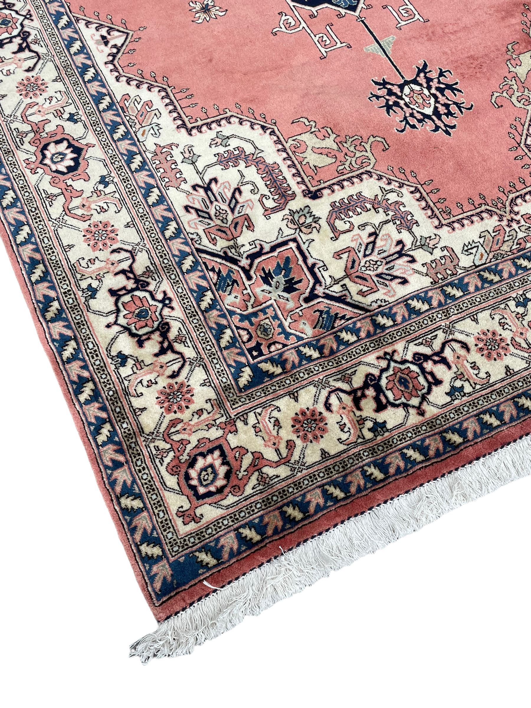 Persian Heriz pale peach ground rug - Image 2 of 6