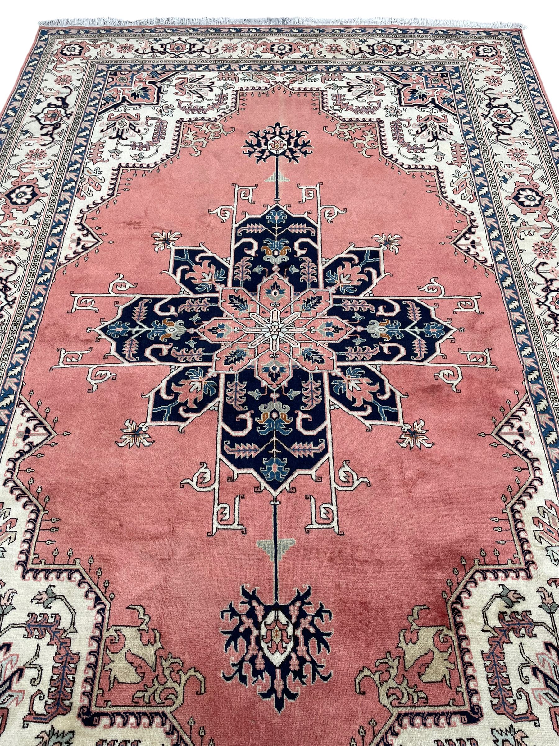 Persian Heriz pale peach ground rug - Image 3 of 6