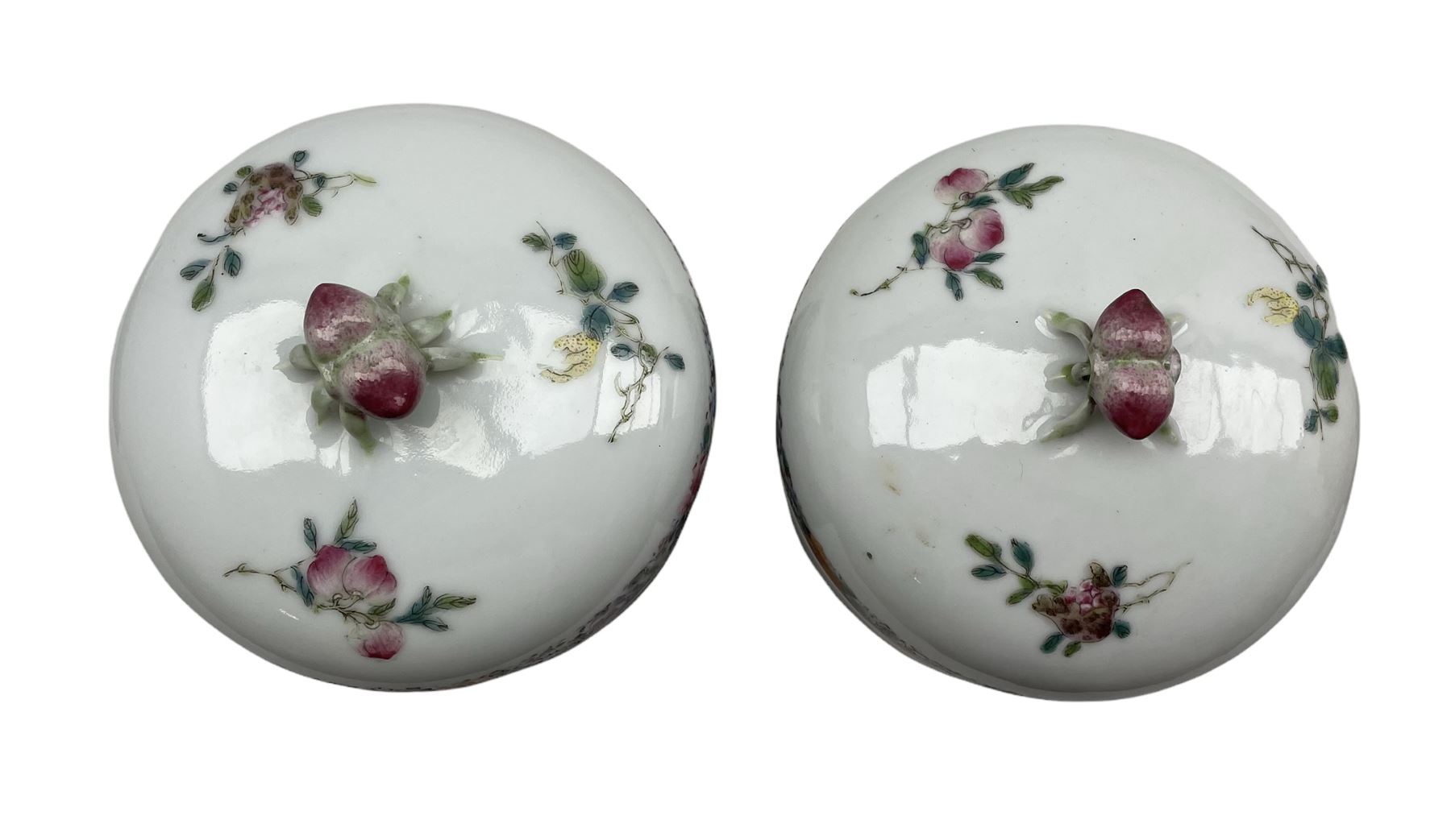 Pair of Chinese Republic Period porcelain bowls and covers - Image 4 of 8
