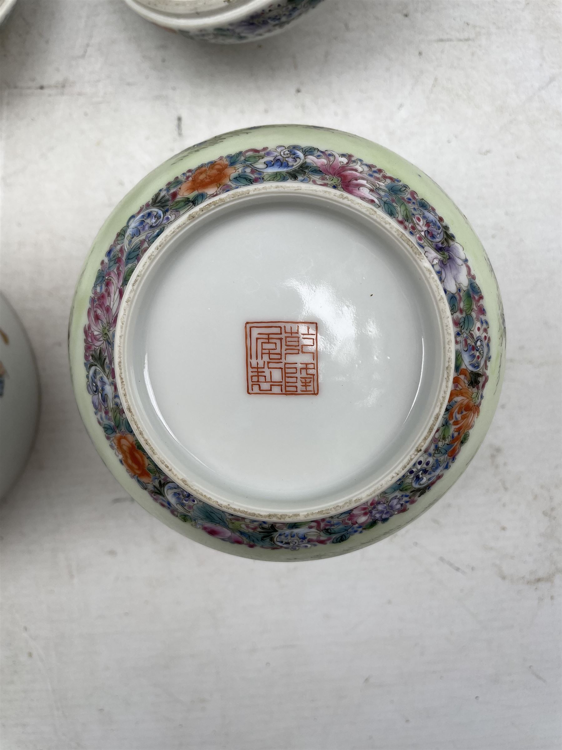 Pair of Chinese Republic Period porcelain bowls and covers - Image 7 of 8