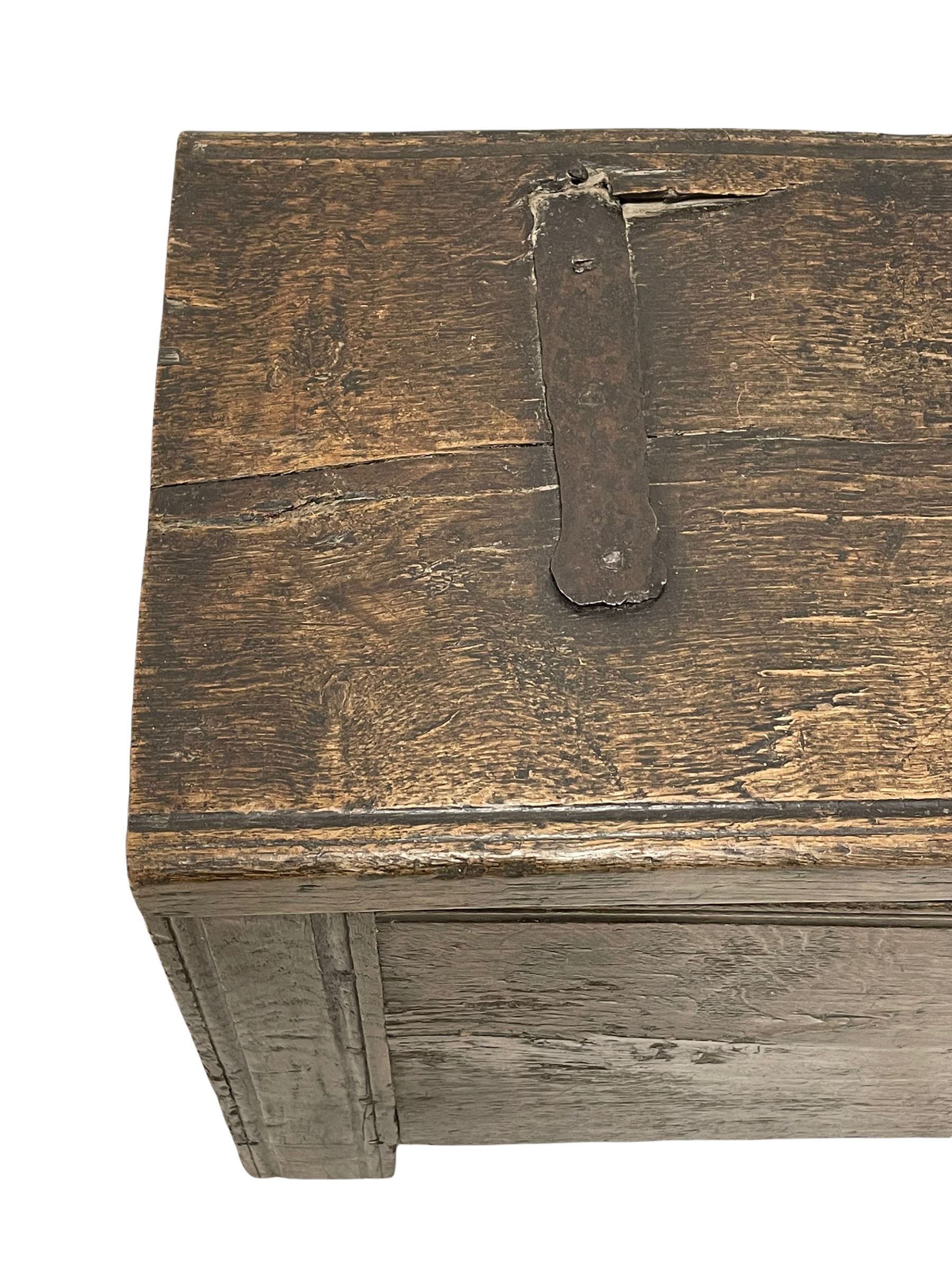 17th century and later plank oak chest - Image 8 of 12