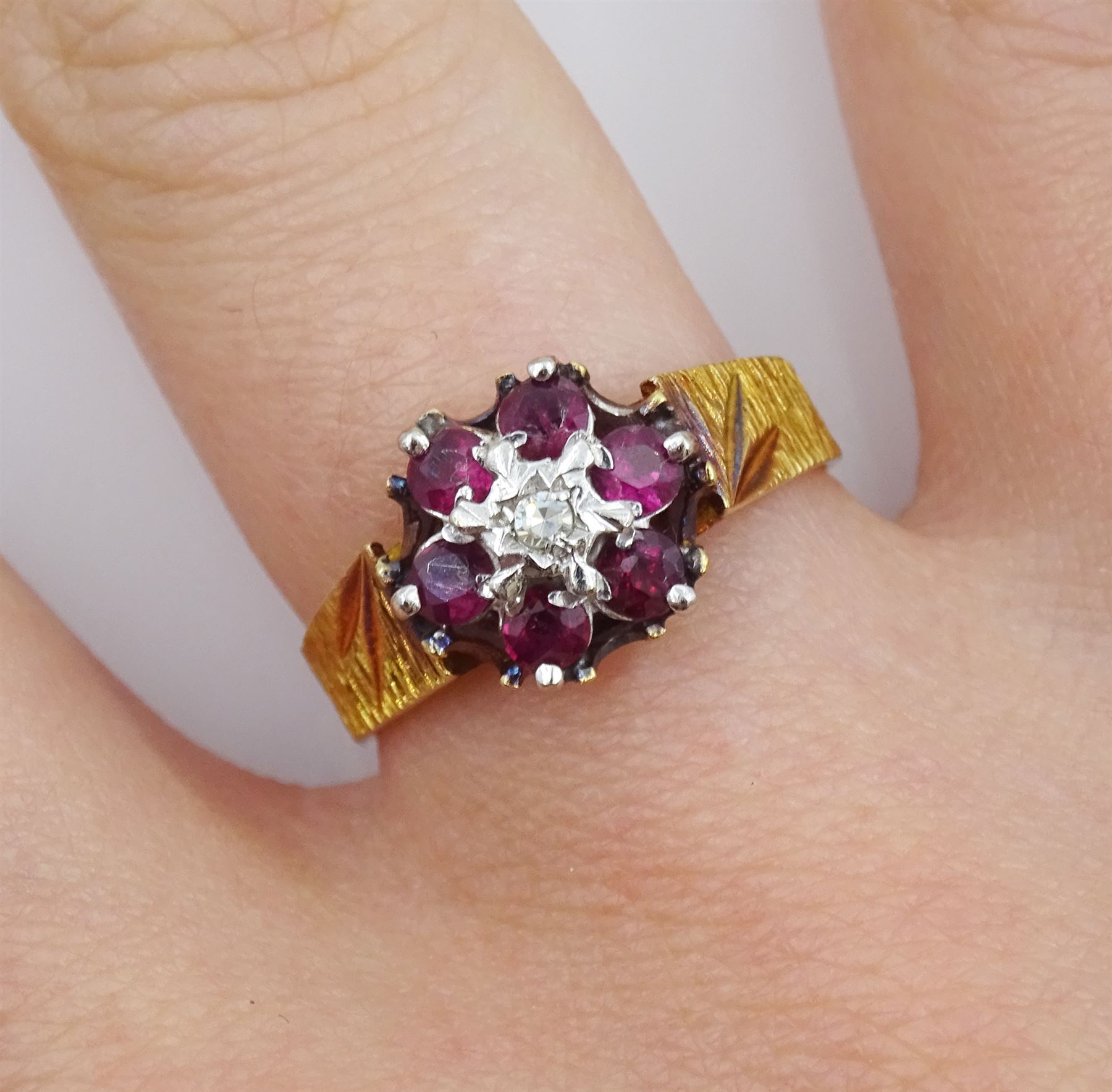 18ct gold garnet and diamond cluster ring - Image 2 of 4