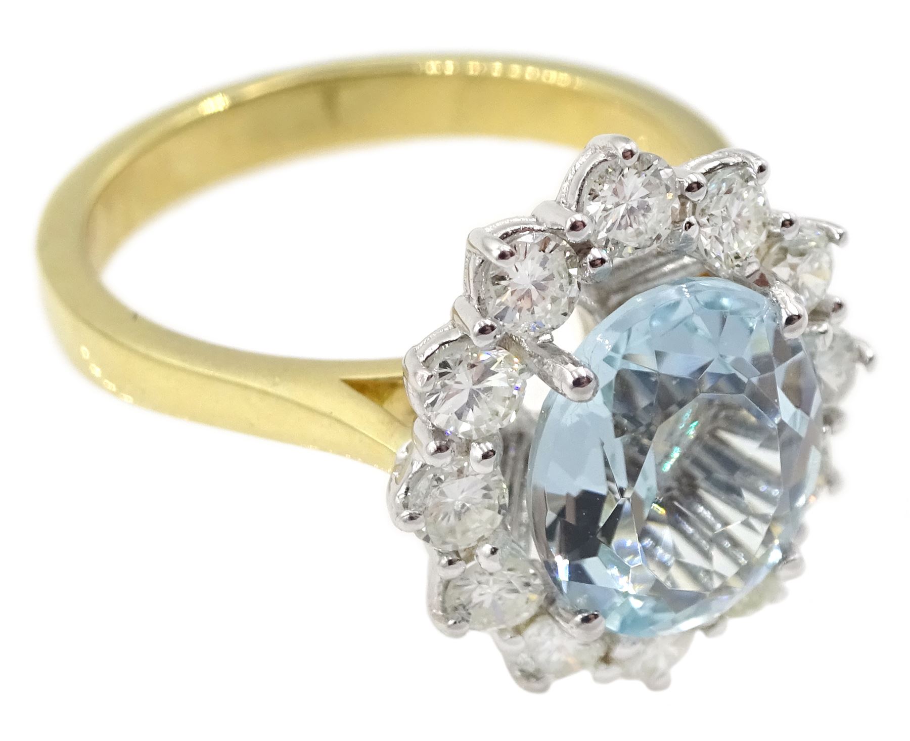 18ct gold oval aquamarine and round brilliant cut diamond cluster ring - Image 3 of 4