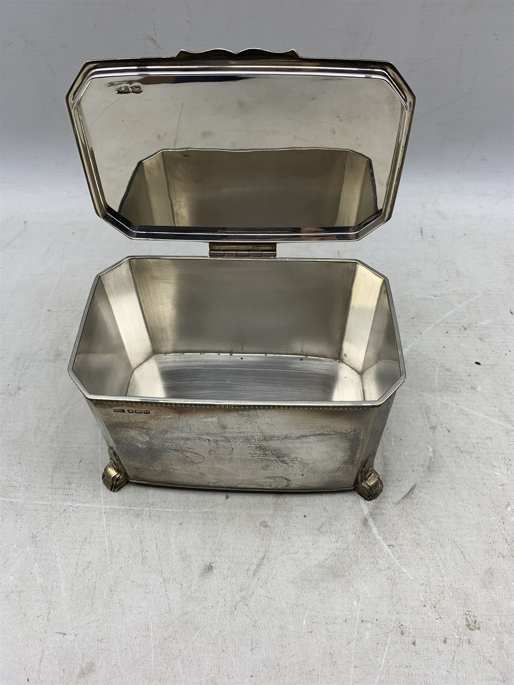 Silver tea caddy of rectangular form with hinged lid - Image 2 of 3