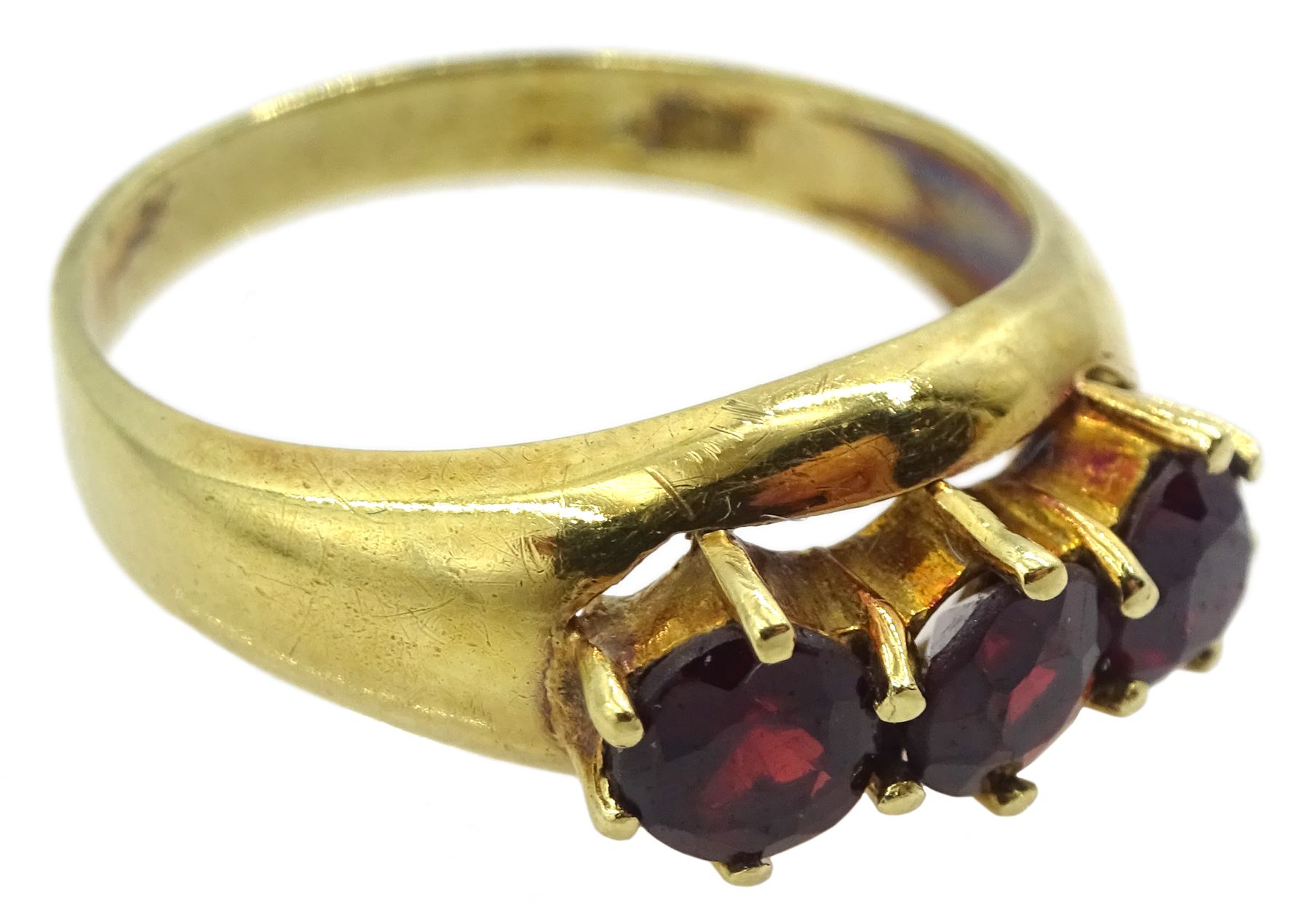 14ct gold three stone garnet ring - Image 2 of 3