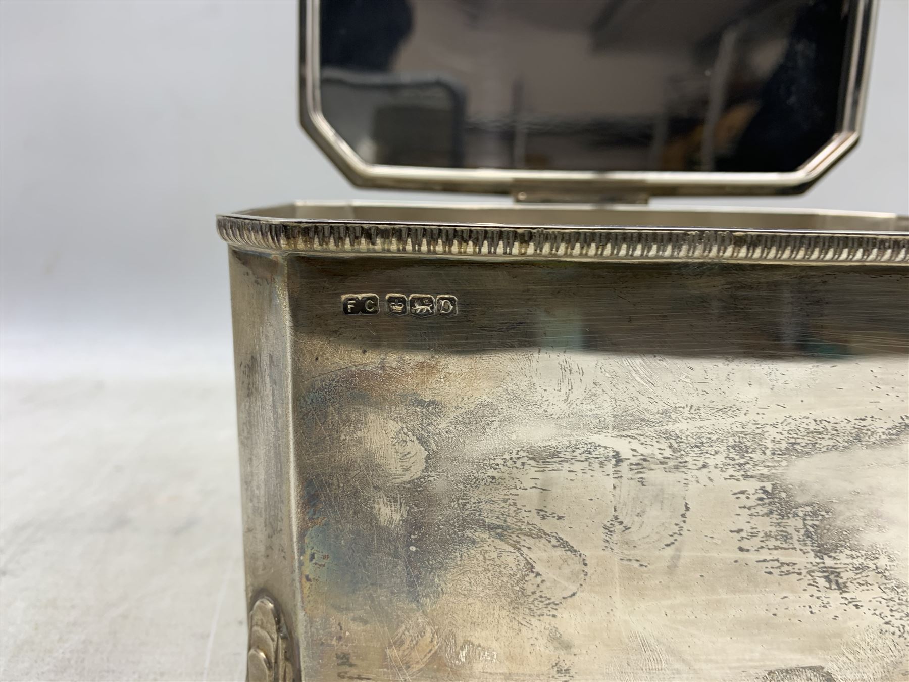 Silver tea caddy of rectangular form with hinged lid - Image 3 of 3