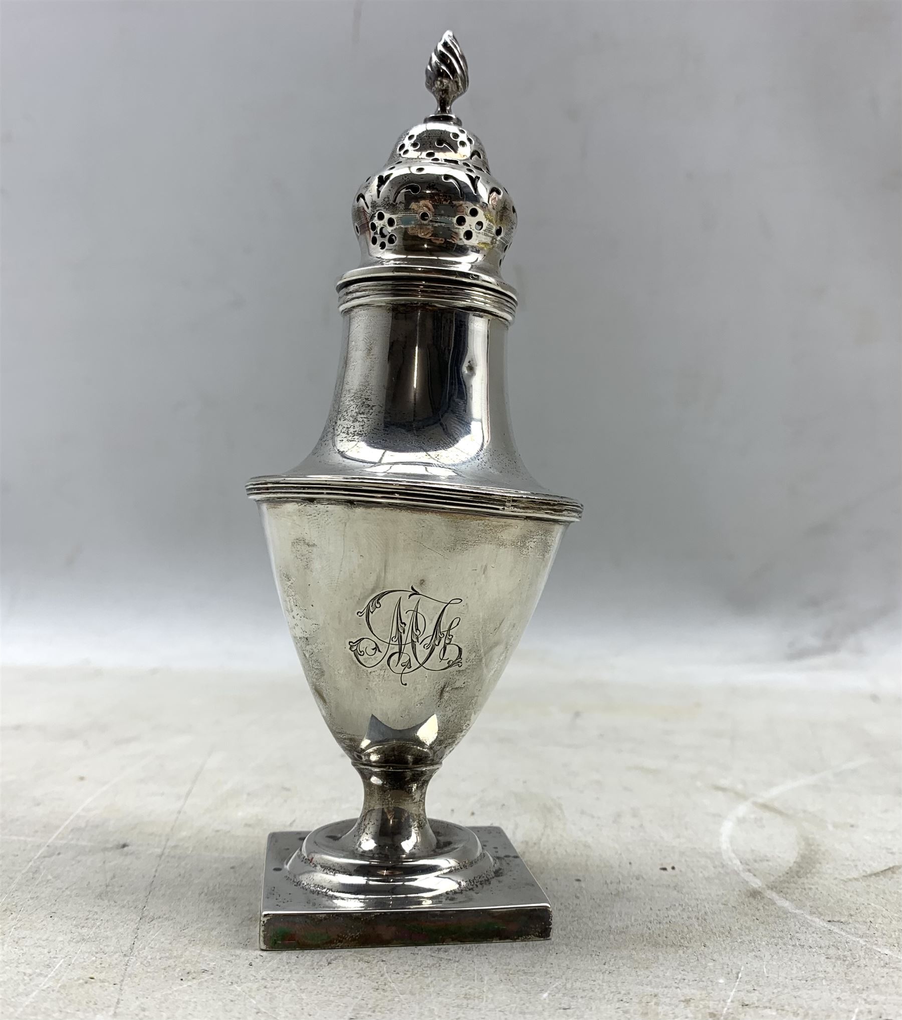 George III silver cream jug with embossed flowers - Image 3 of 3