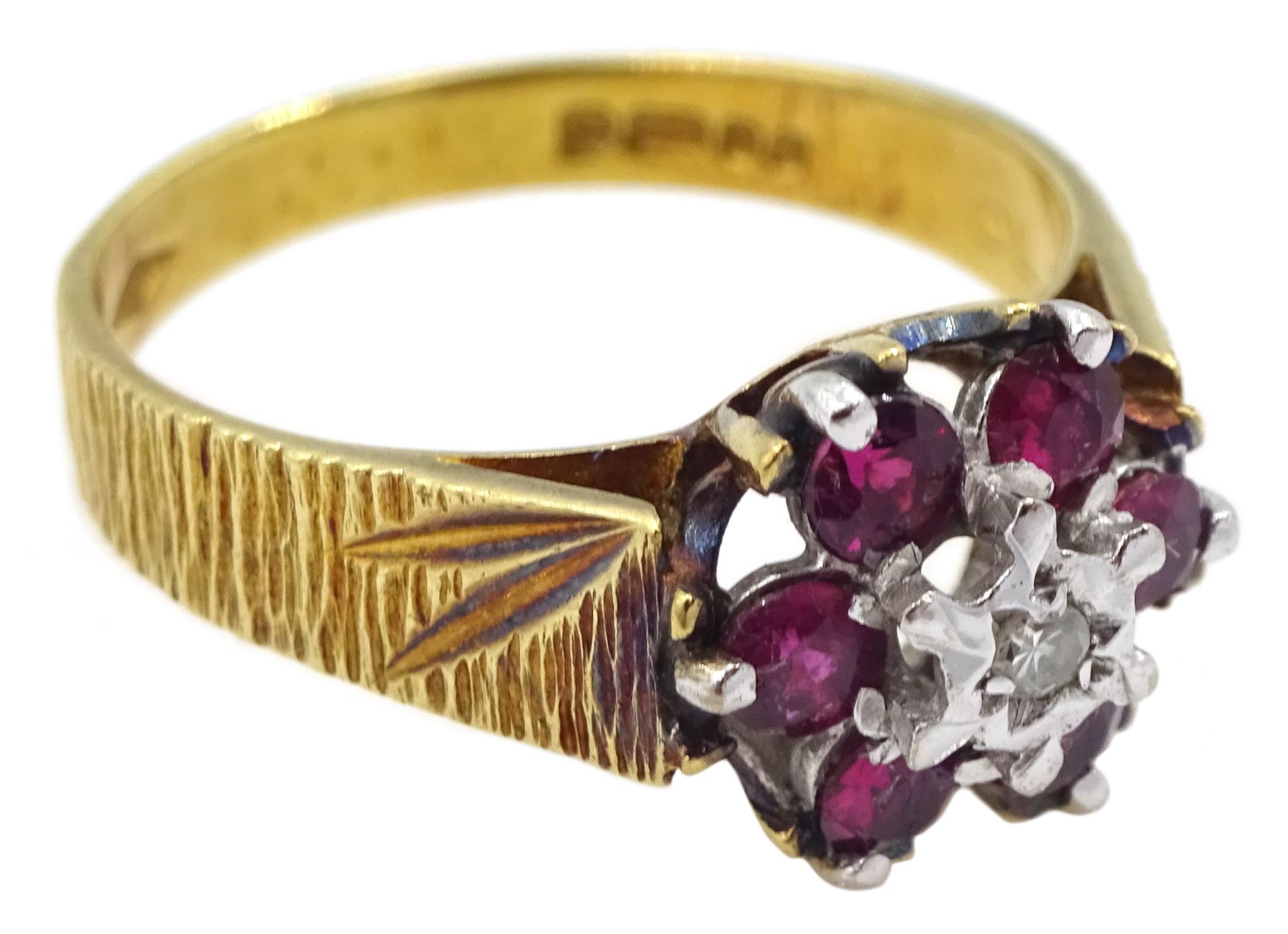 18ct gold garnet and diamond cluster ring - Image 3 of 4