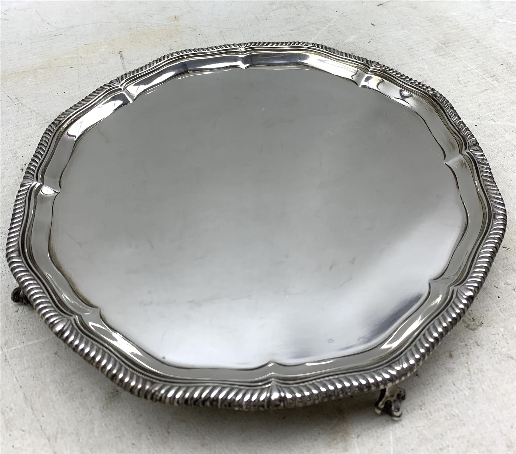 Silver circular salver with gadrooned border on claw and ball feet D20cm Sheffield 1960 Maker Thomas - Image 2 of 3