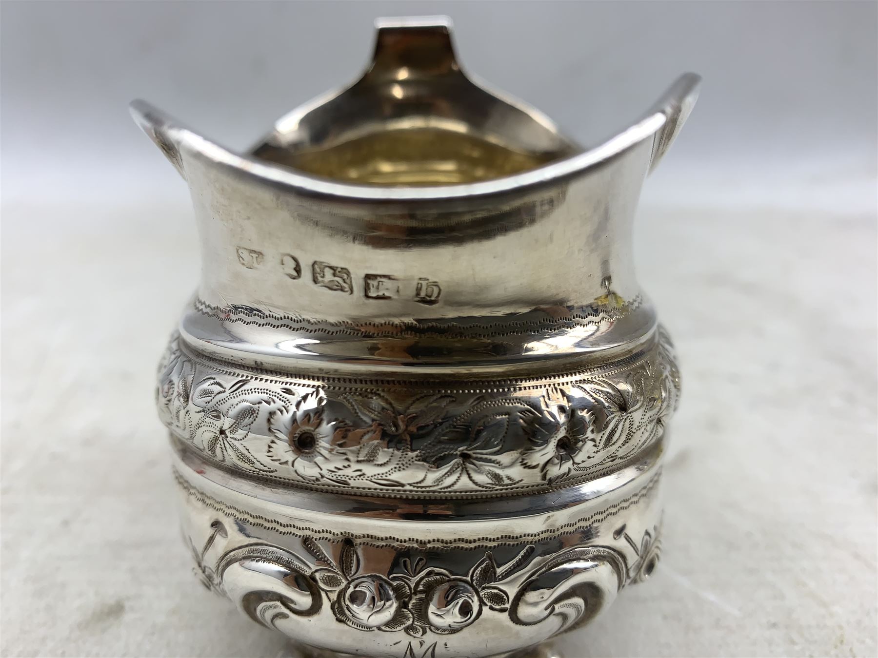 George III silver cream jug with embossed flowers - Image 2 of 3