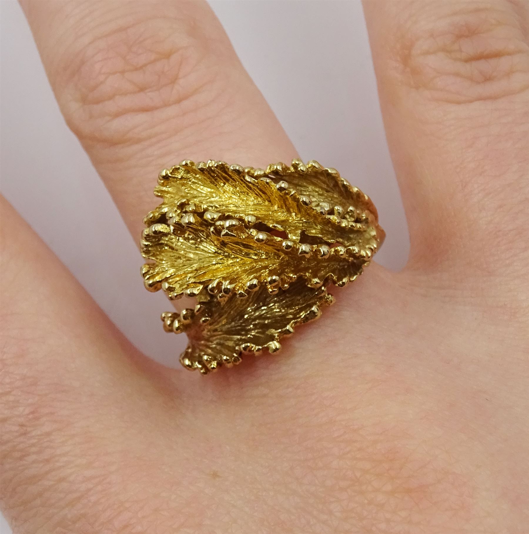 9ct gold abstract leaf design ring - Image 2 of 5