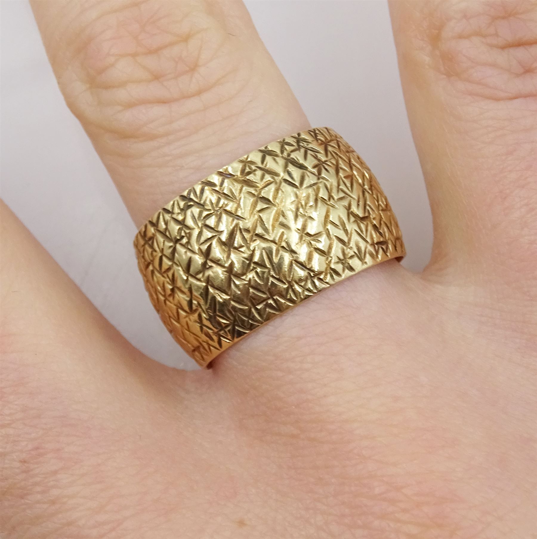 9ct gold textured wide band - Image 2 of 3