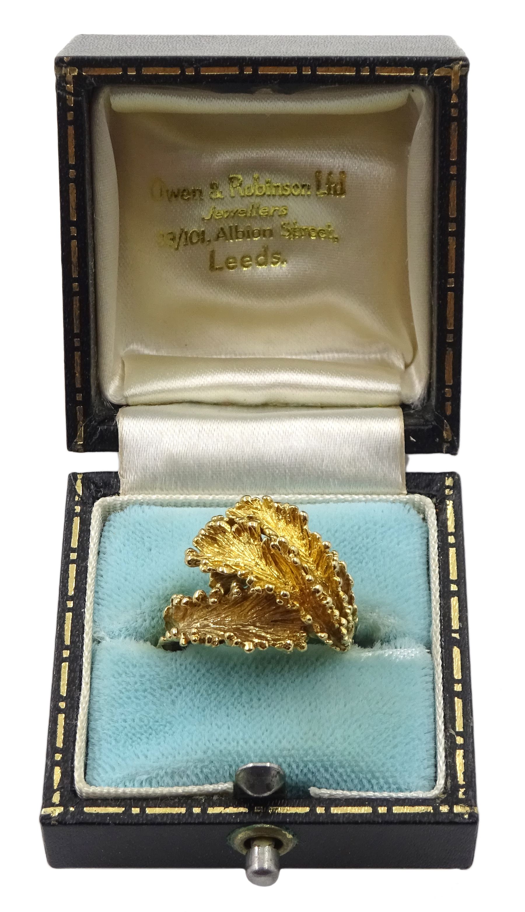 9ct gold abstract leaf design ring - Image 3 of 5