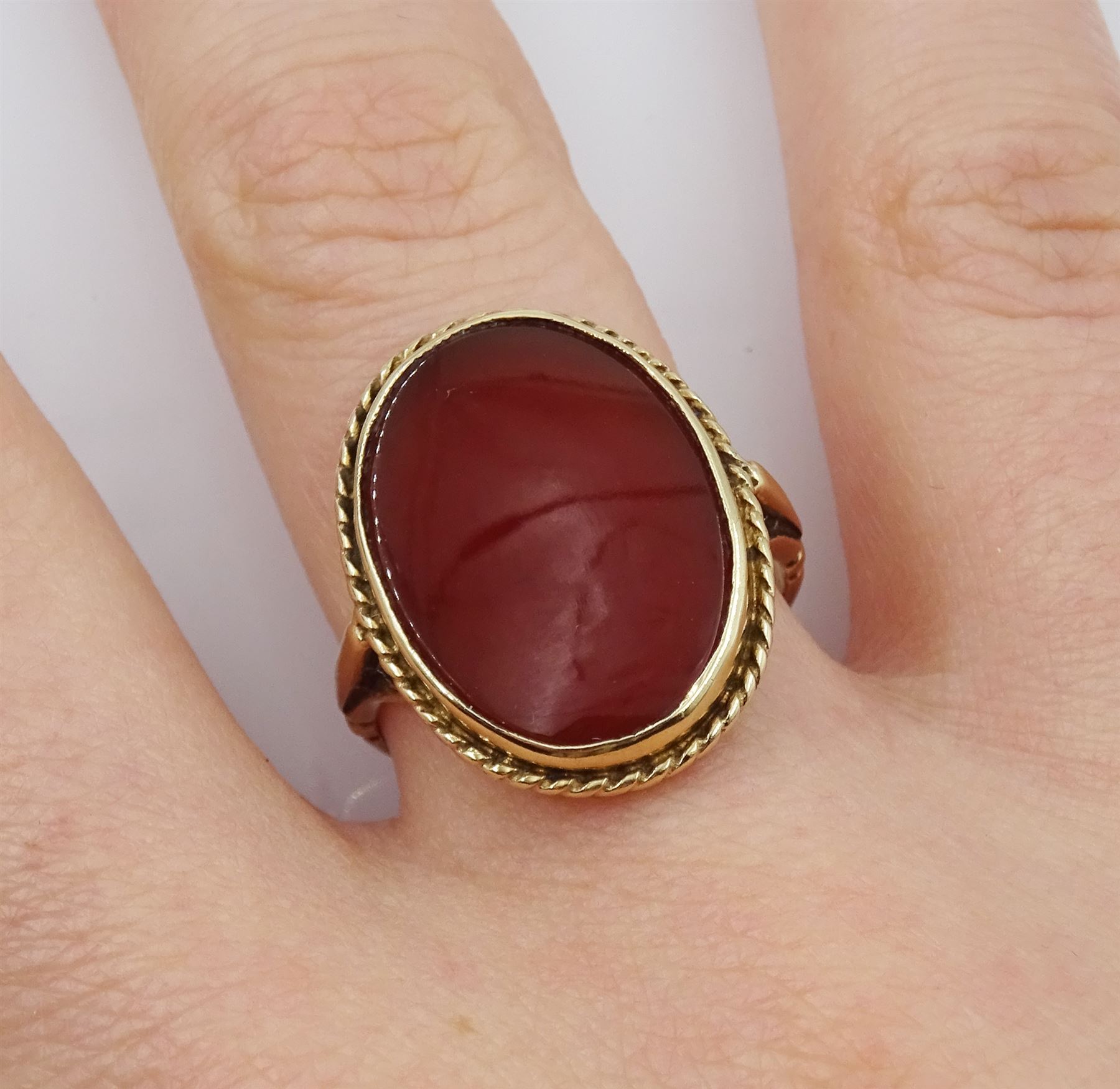 9ct gold single stone oval carnelian ring - Image 2 of 4