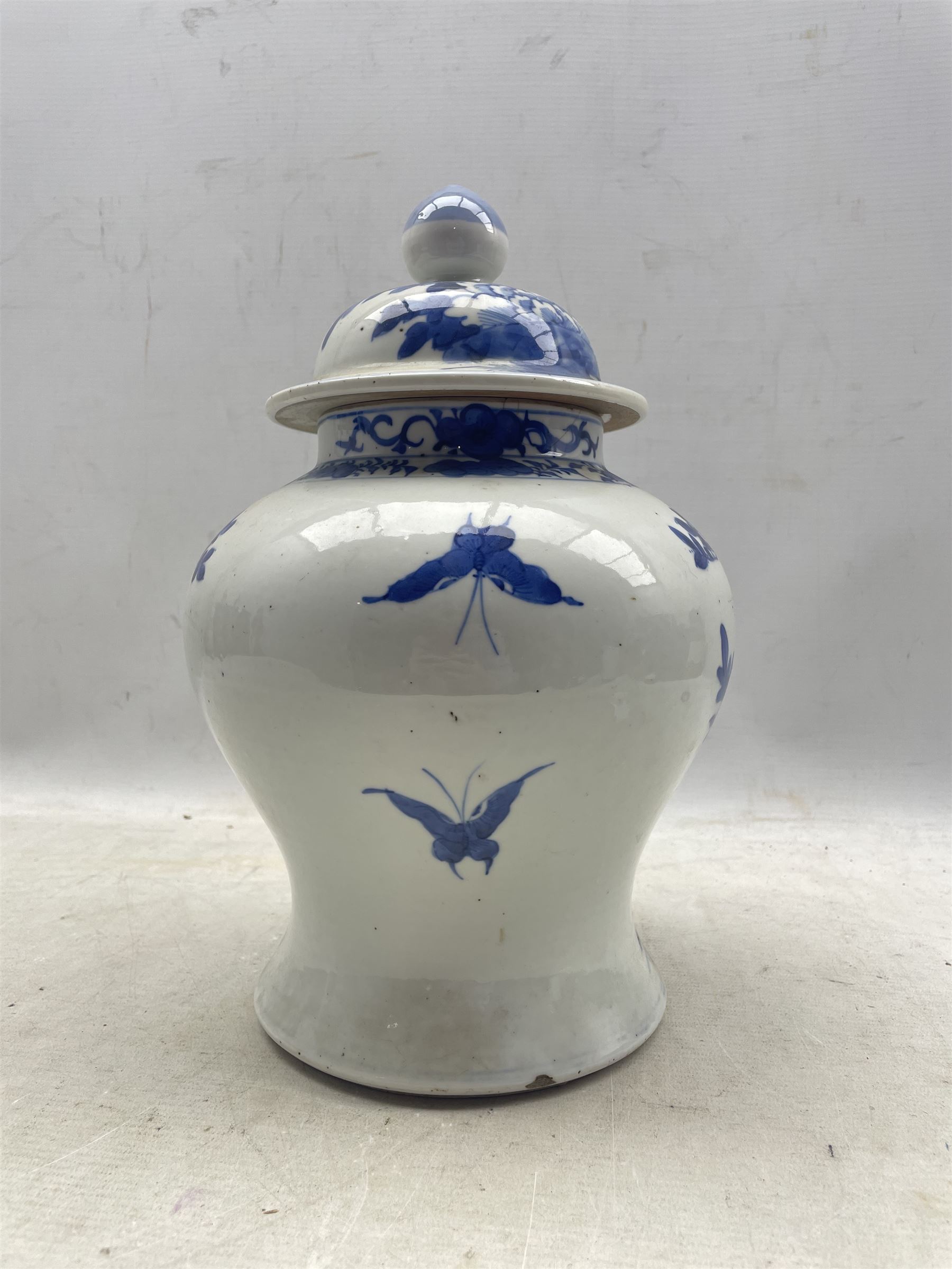 Late 19th/ early 20th century Chinese blue and white vase and cover of inverted baluster form - Image 5 of 5