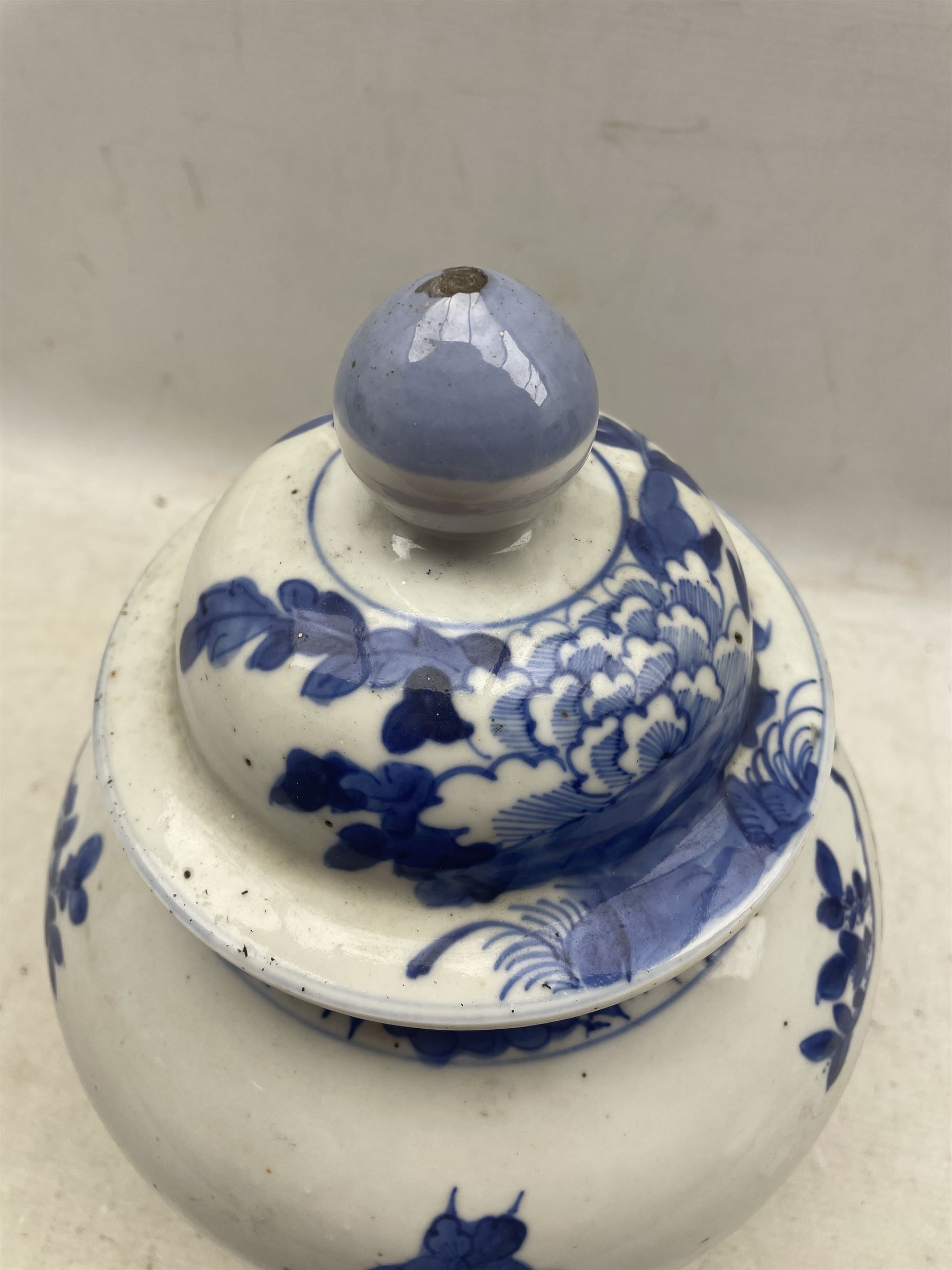 Late 19th/ early 20th century Chinese blue and white vase and cover of inverted baluster form - Image 4 of 5