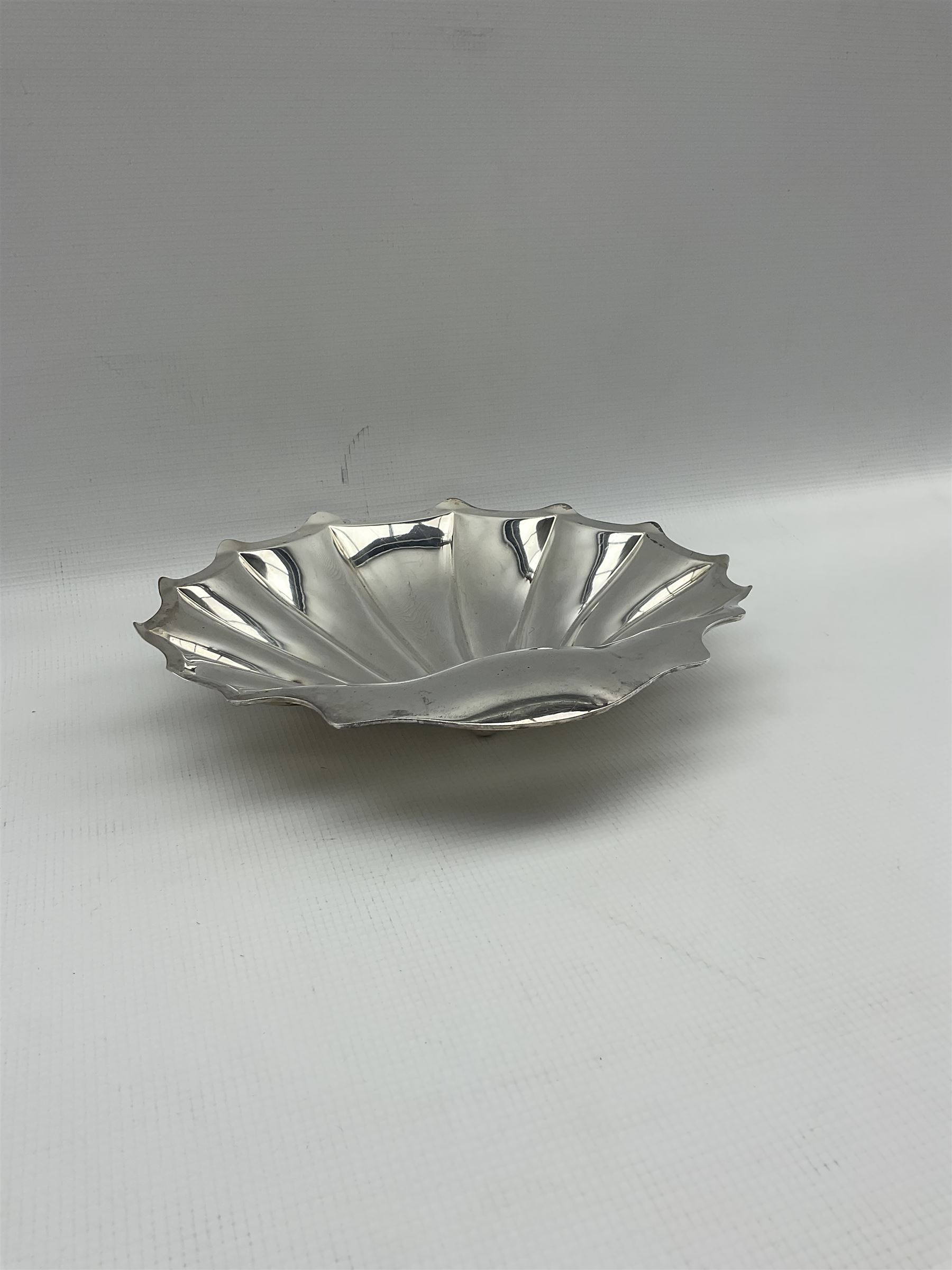 Silver shell shape fluted serving dish raised on ball feet 26cm x 25cm Sheffield 1911 Maker Pearce & - Image 3 of 3